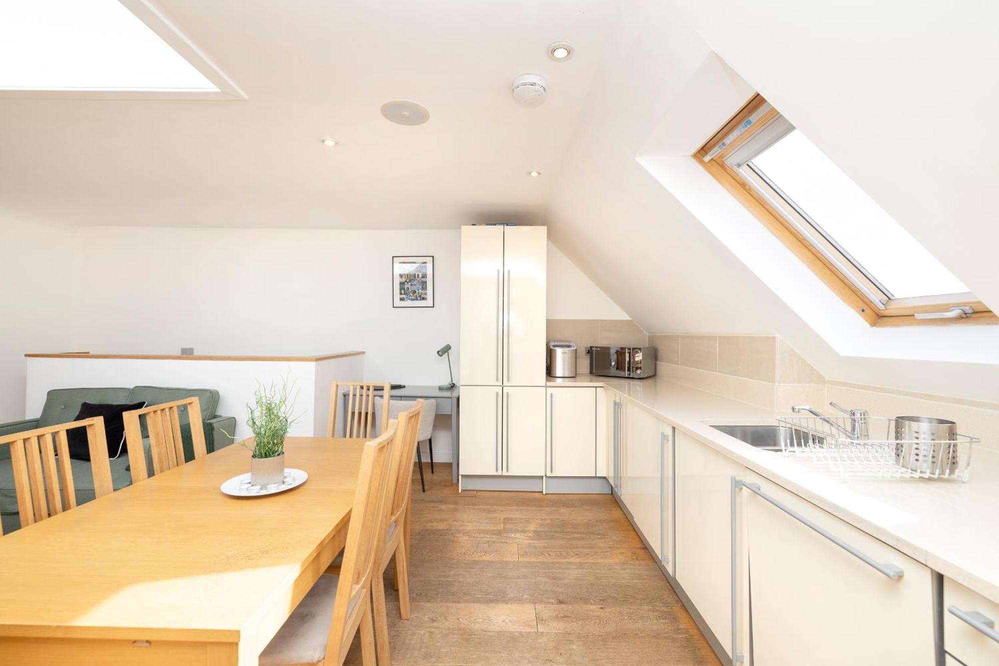 Joivy Chic 2-br Flats Near Castle EDI