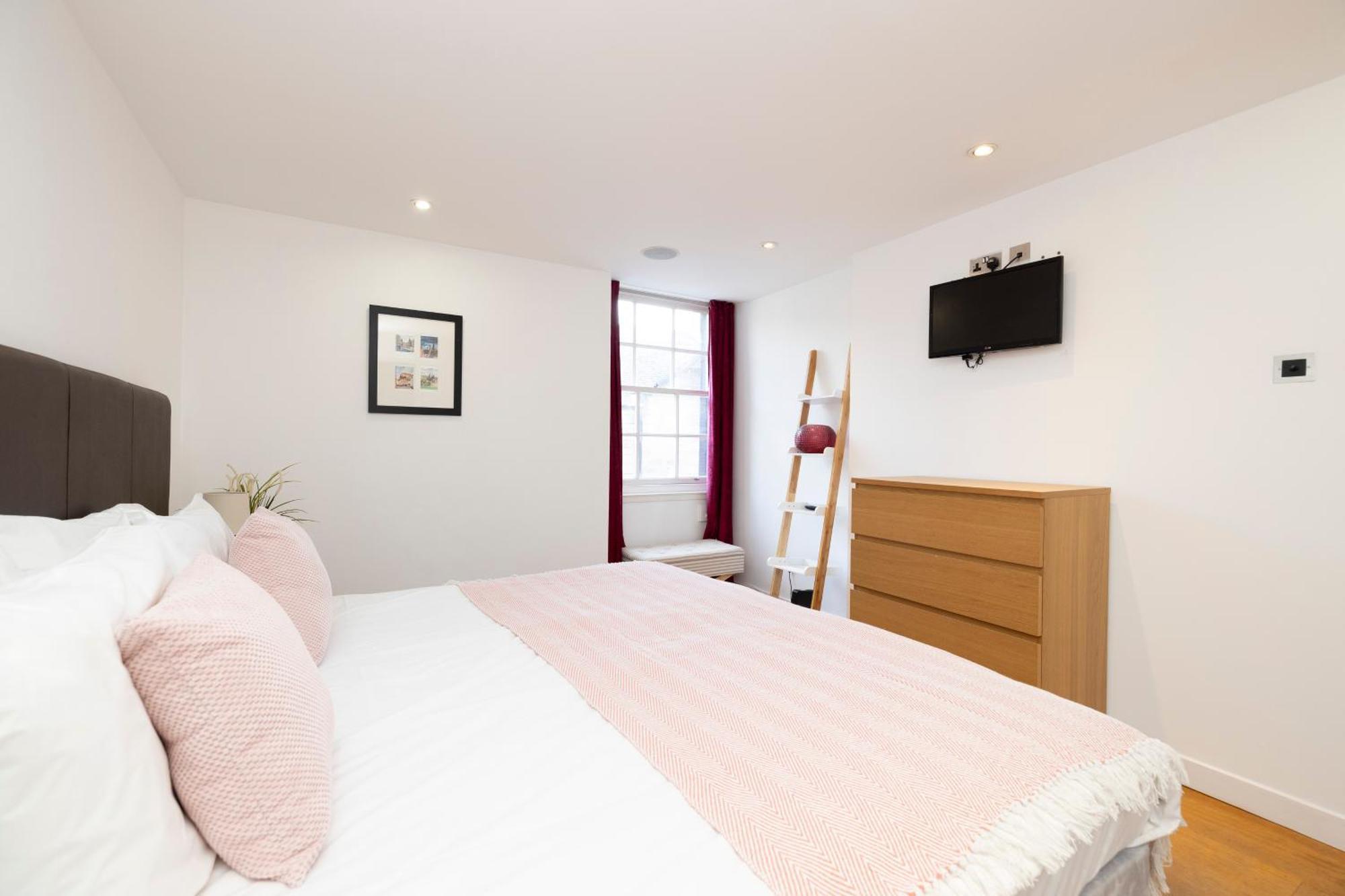 Joivy Chic 2-br Flats Near Castle * EDI