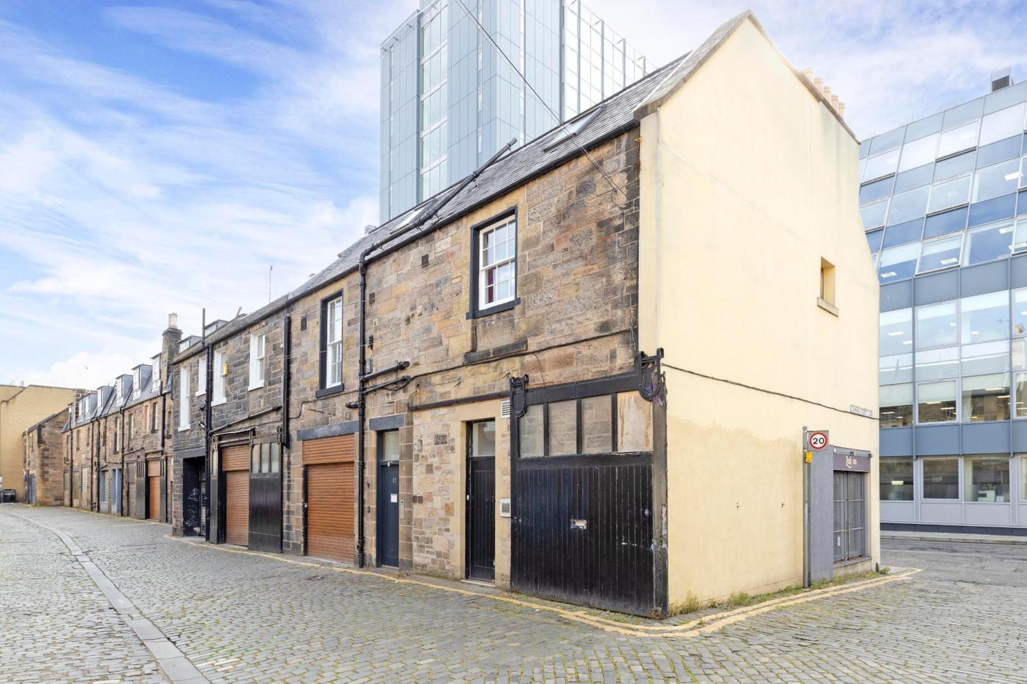 Joivy Chic 2-br Flats Near Castle Apartment EDI