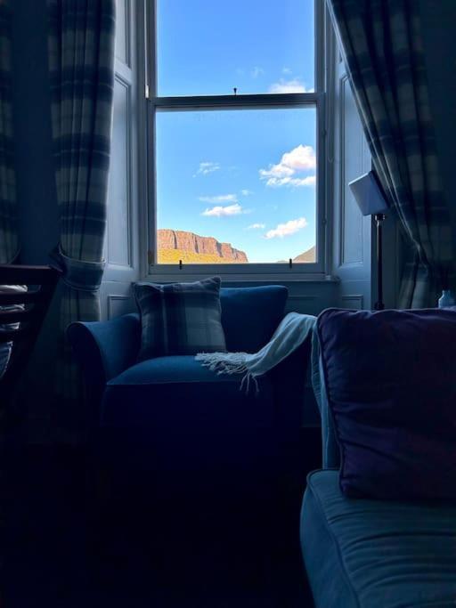 Edinburghs Arthurs Seat View * Edinburgh