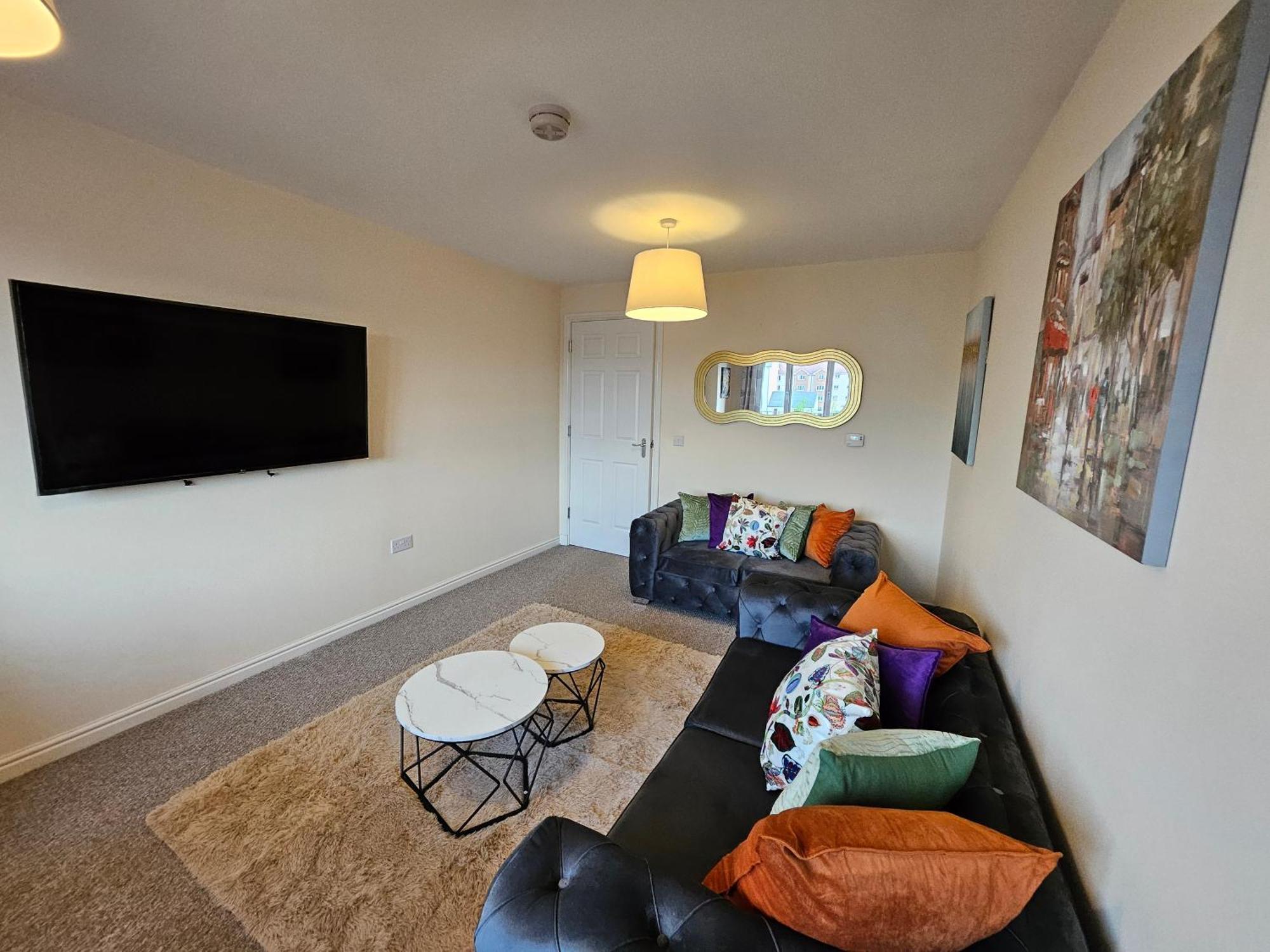 2 Bed Apt, 4 Beds With Parking *