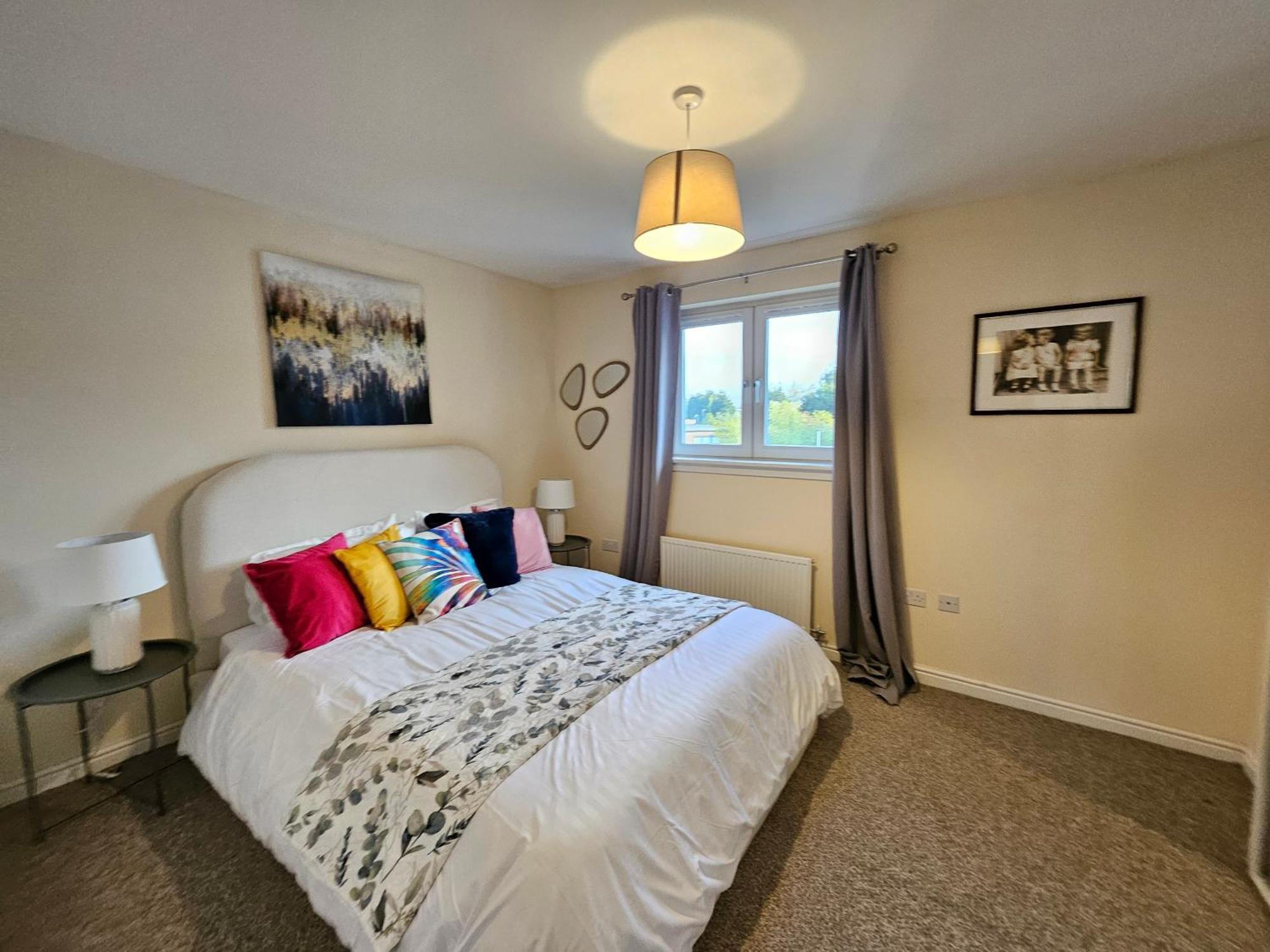 2 Bed Apt, 4 Beds With Parking Apartment