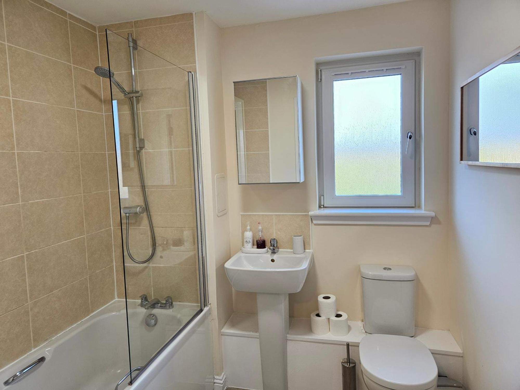 Apartment 2 Bed Apt, 4 Beds With Parking *