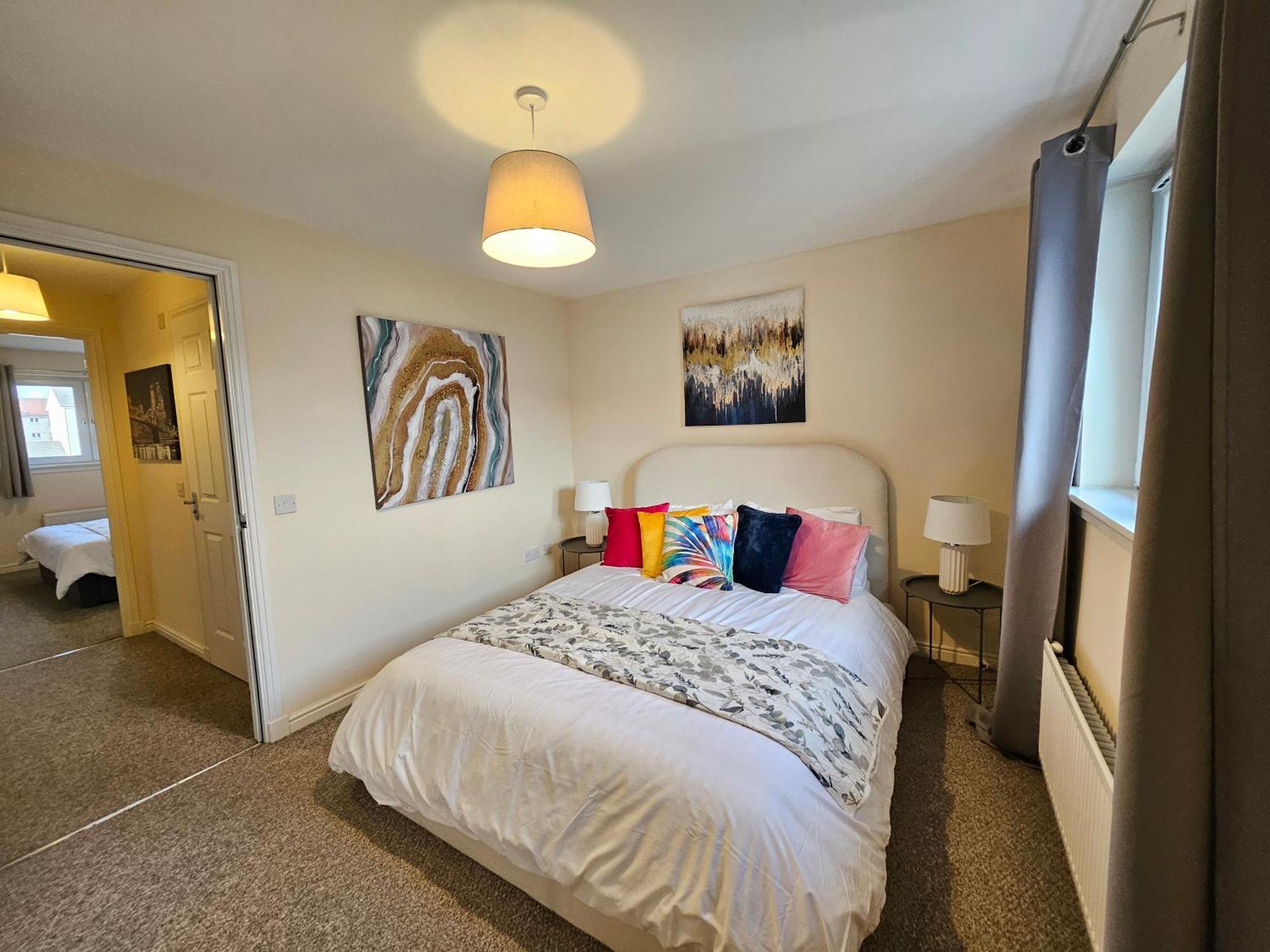 2 Bed Apt, 4 Beds With Parking *