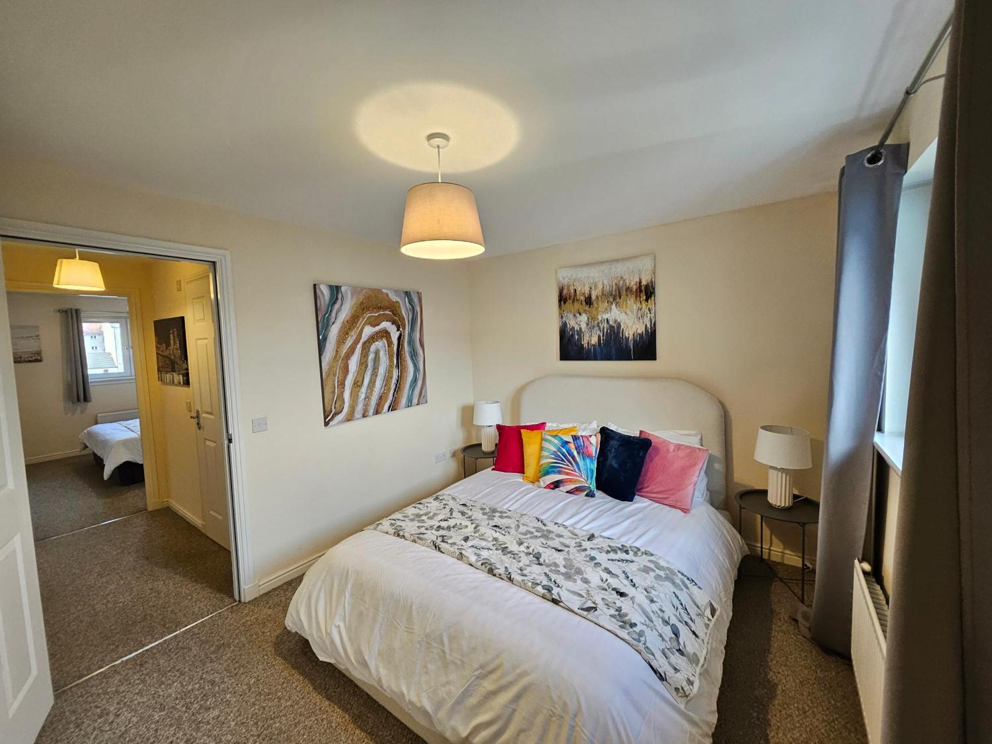 2 Bed Apt, 4 Beds With Parking *