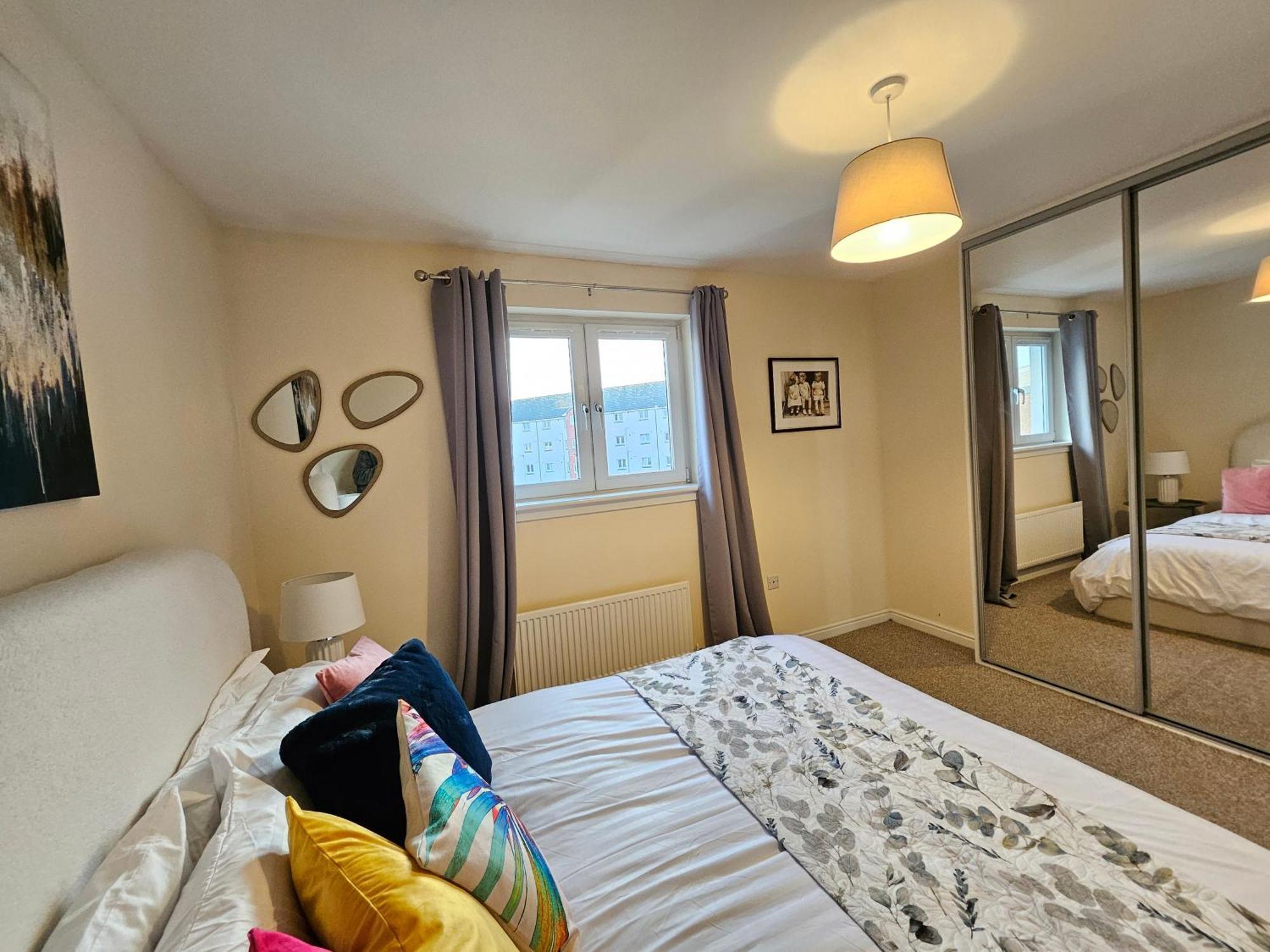 2 Bed Apt, 4 Beds With Parking Apartment