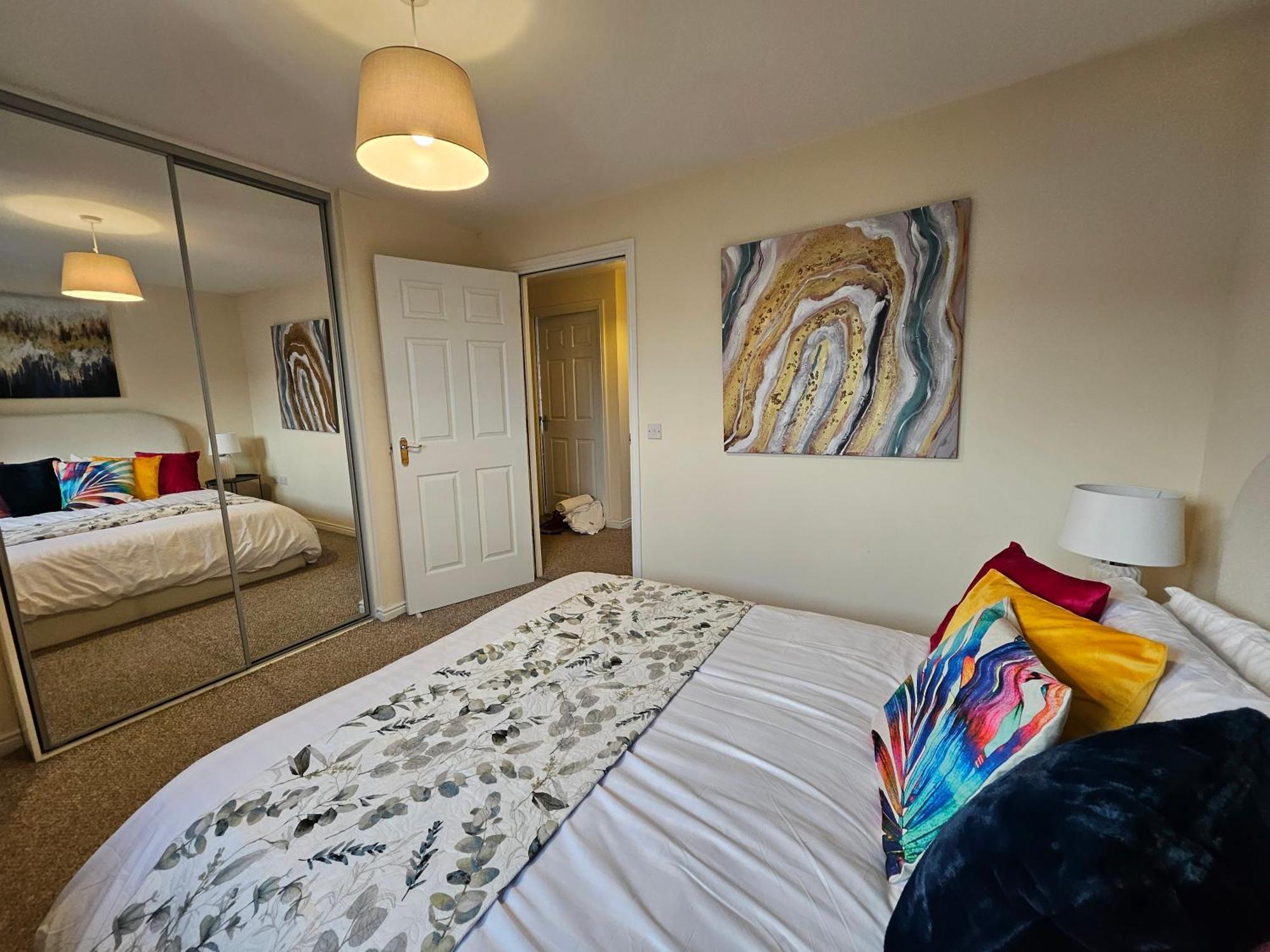 2 Bed Apt, 4 Beds With Parking Apartment