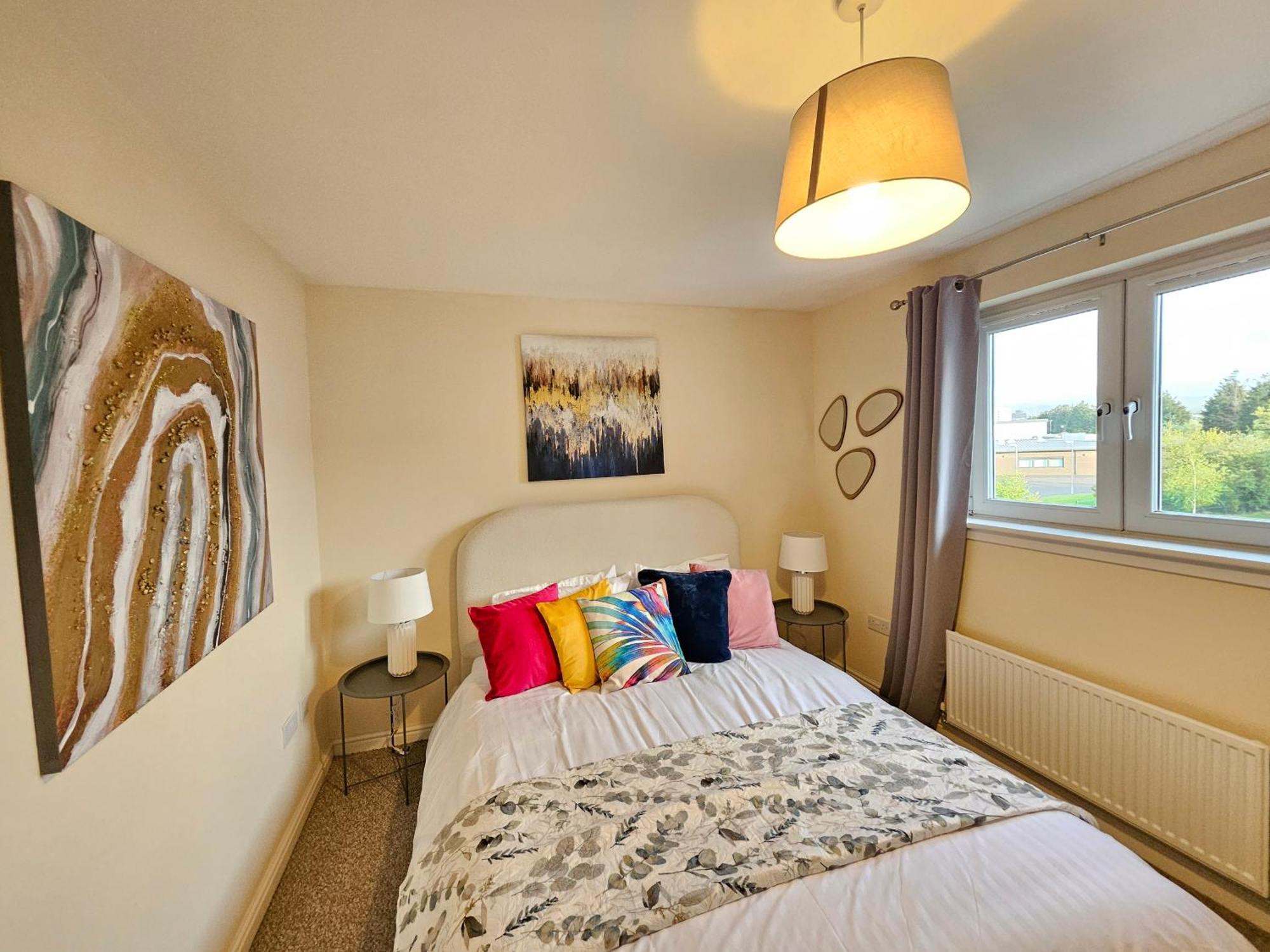 Apartment 2 Bed Apt, 4 Beds With Parking