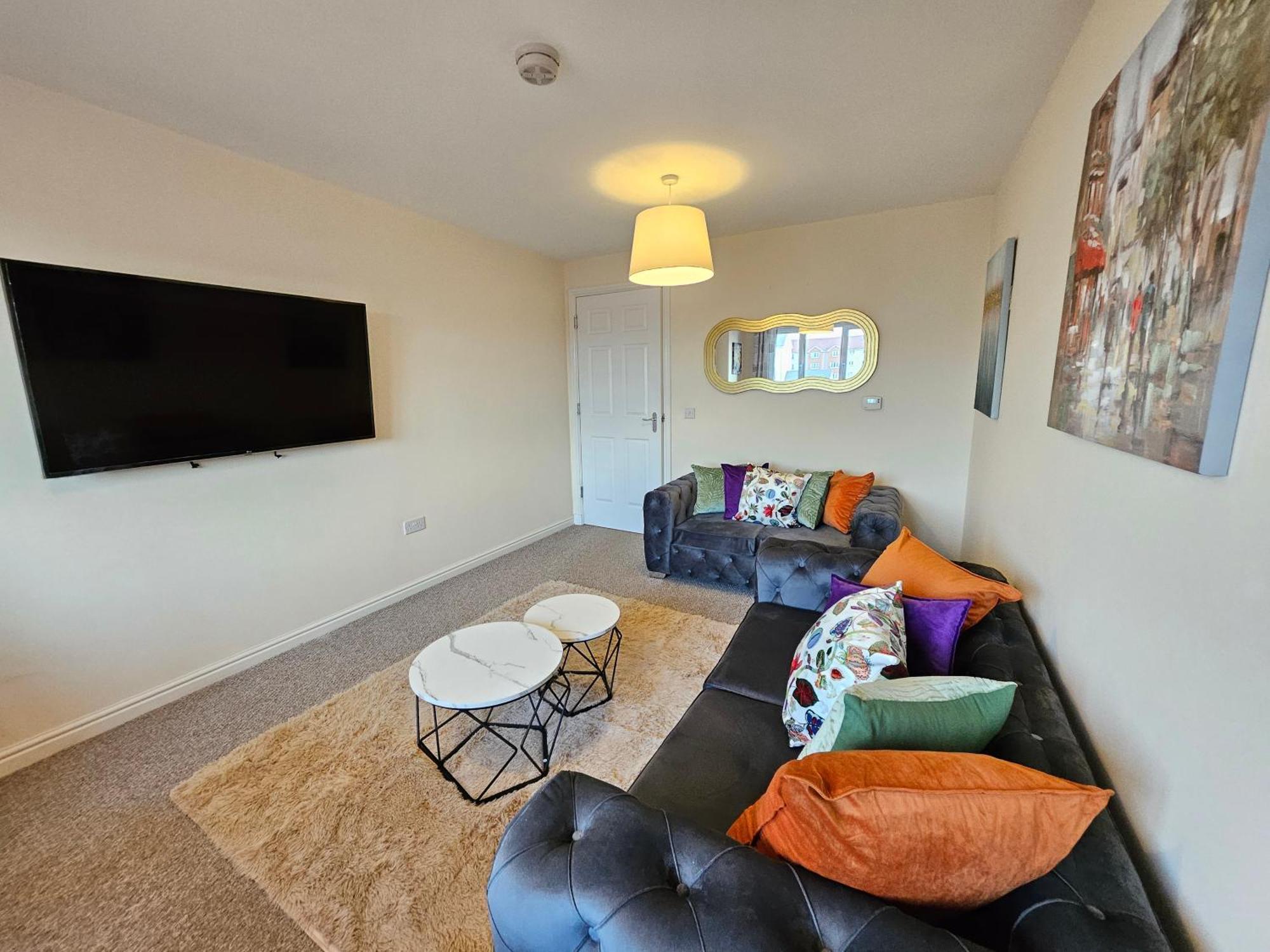Apartment 2 Bed Apt, 4 Beds With Parking