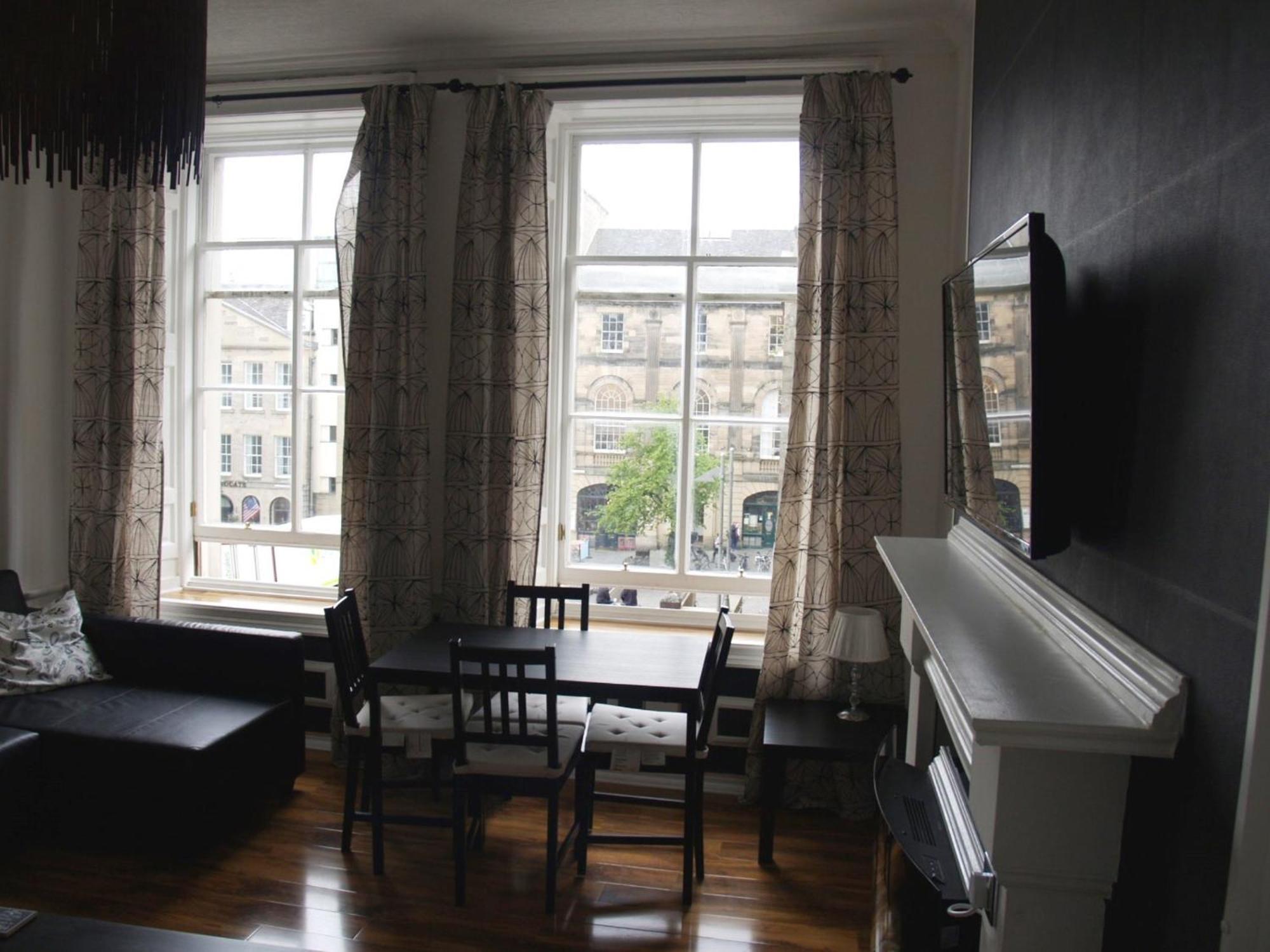 Niddry Street Apartment *
