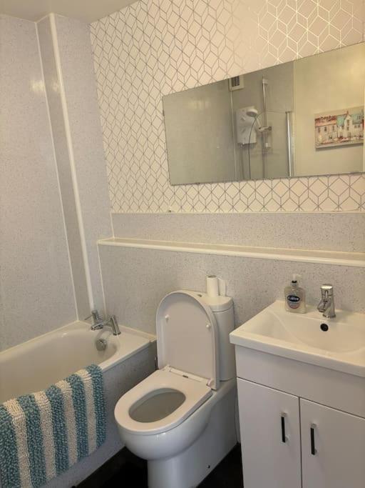 Quiet Central Apartment For Upto 4 People * EDI