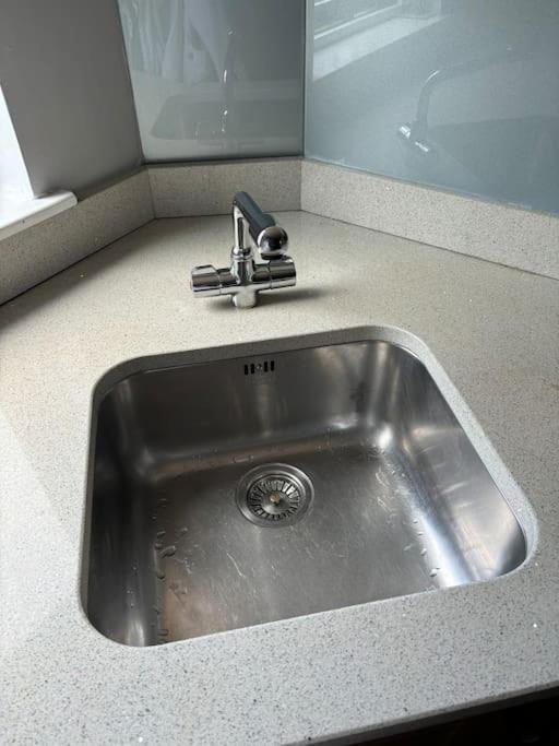 Quiet Central Apartment For Upto 4 People EDI