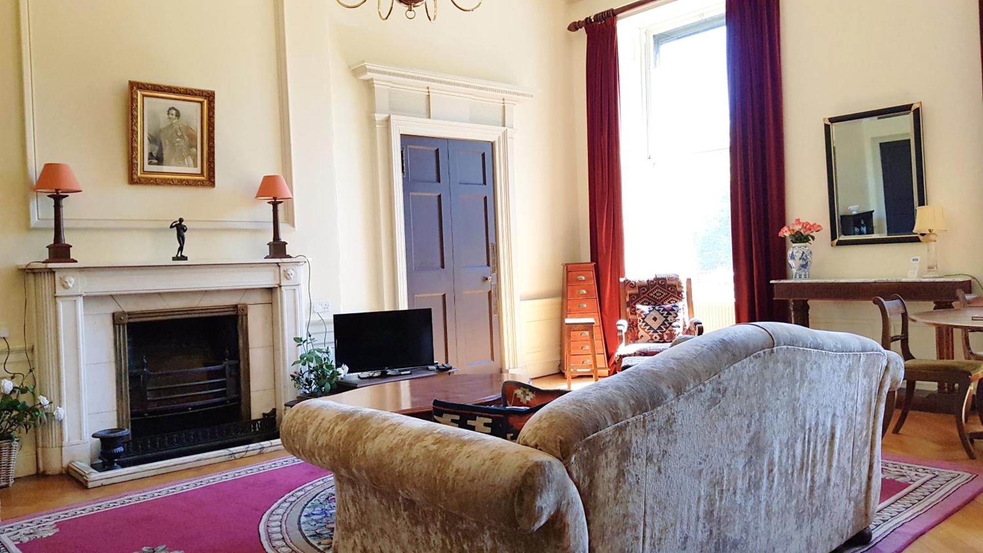 Spacious 2-bedroom Georgian Apartment Edinburgh