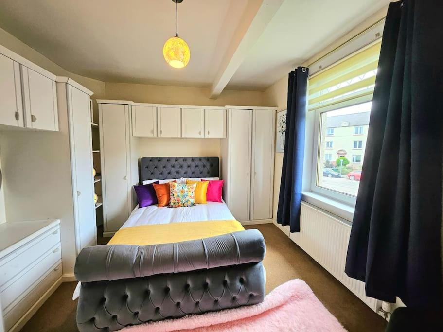 2 Bed With 4 Beds & Parking Apartment *