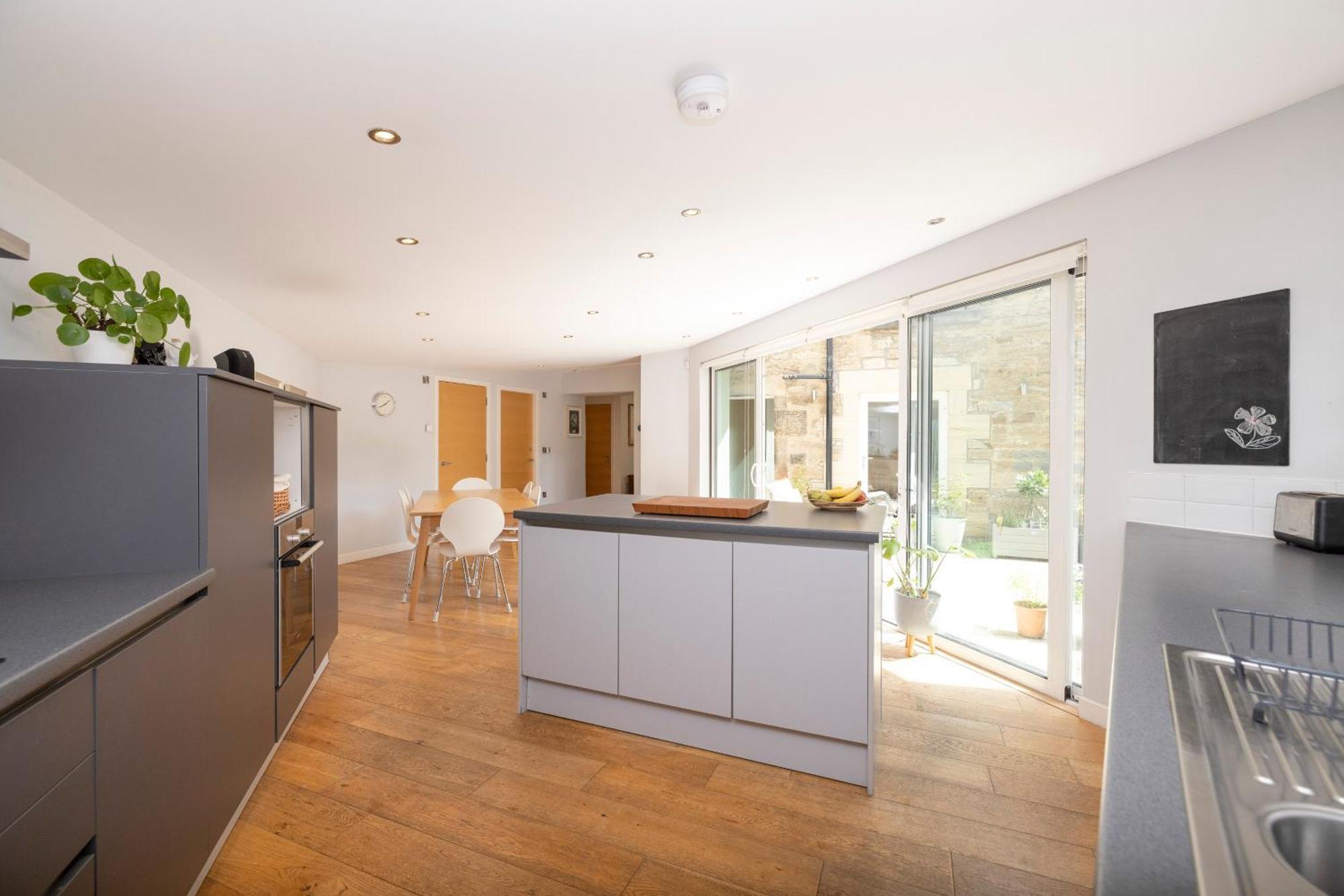 Stylish 3-bedroom 2-storey House With Patio And Balcony Near Princes Street Apartment *