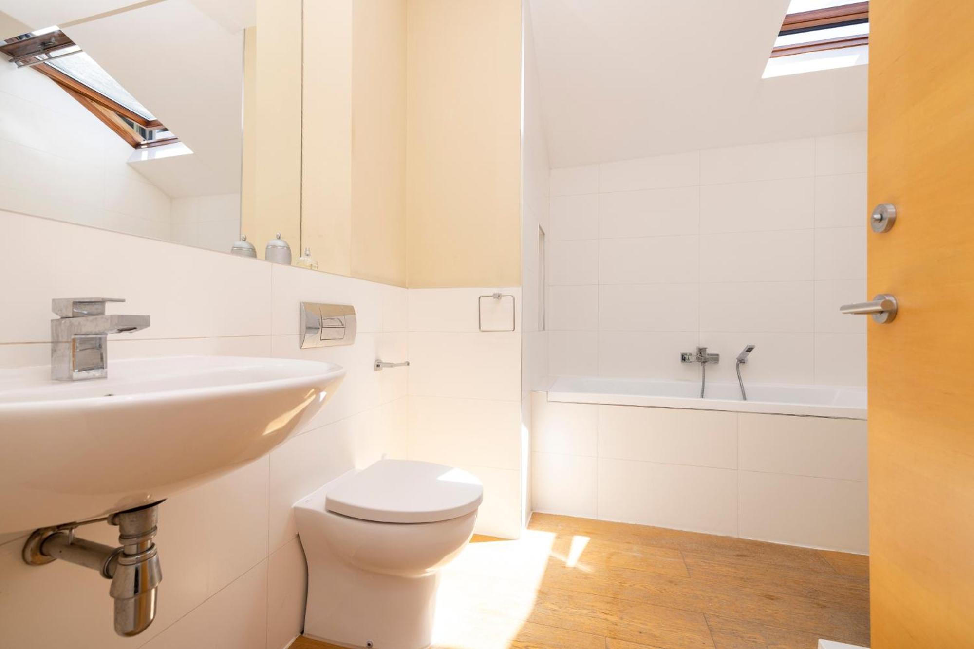 Stylish 3-bedroom 2-storey House With Patio And Balcony Near Princes Street *