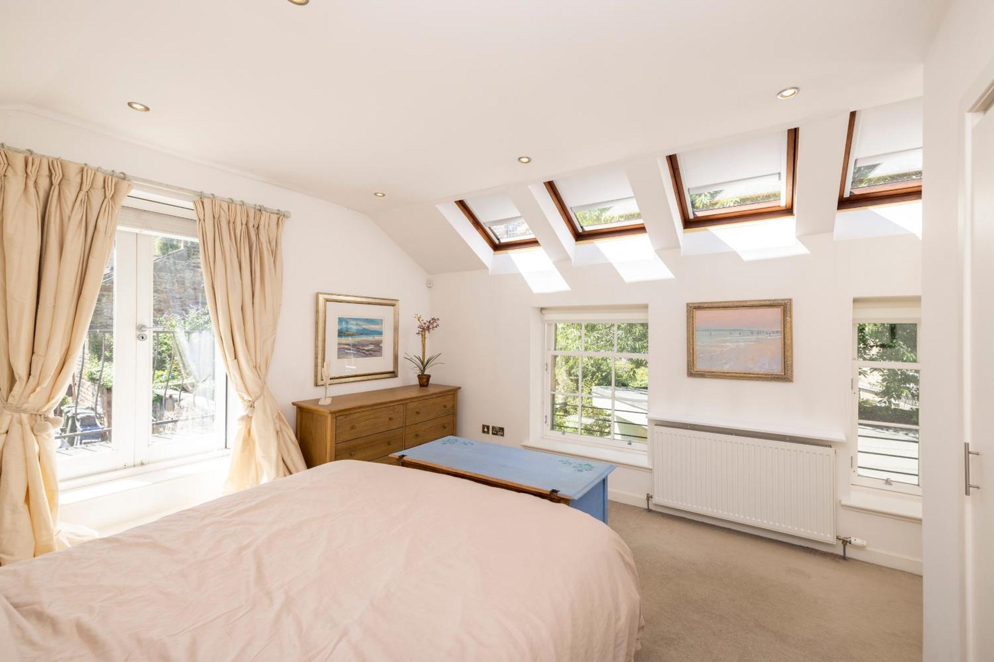 Stylish 3-bedroom 2-storey House With Patio And Balcony Near Princes Street Edinburgh