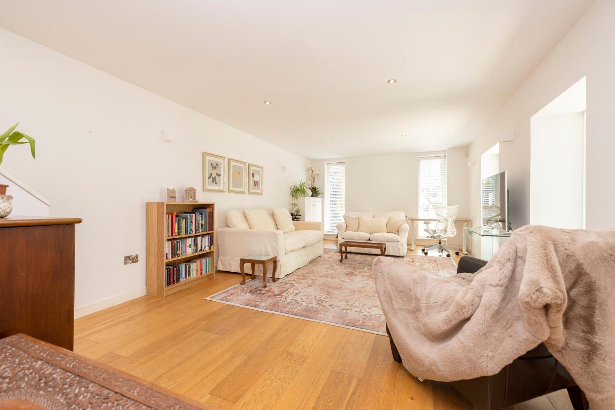 Stylish 3-bedroom 2-storey House With Patio And Balcony Near Princes Street Apartment *