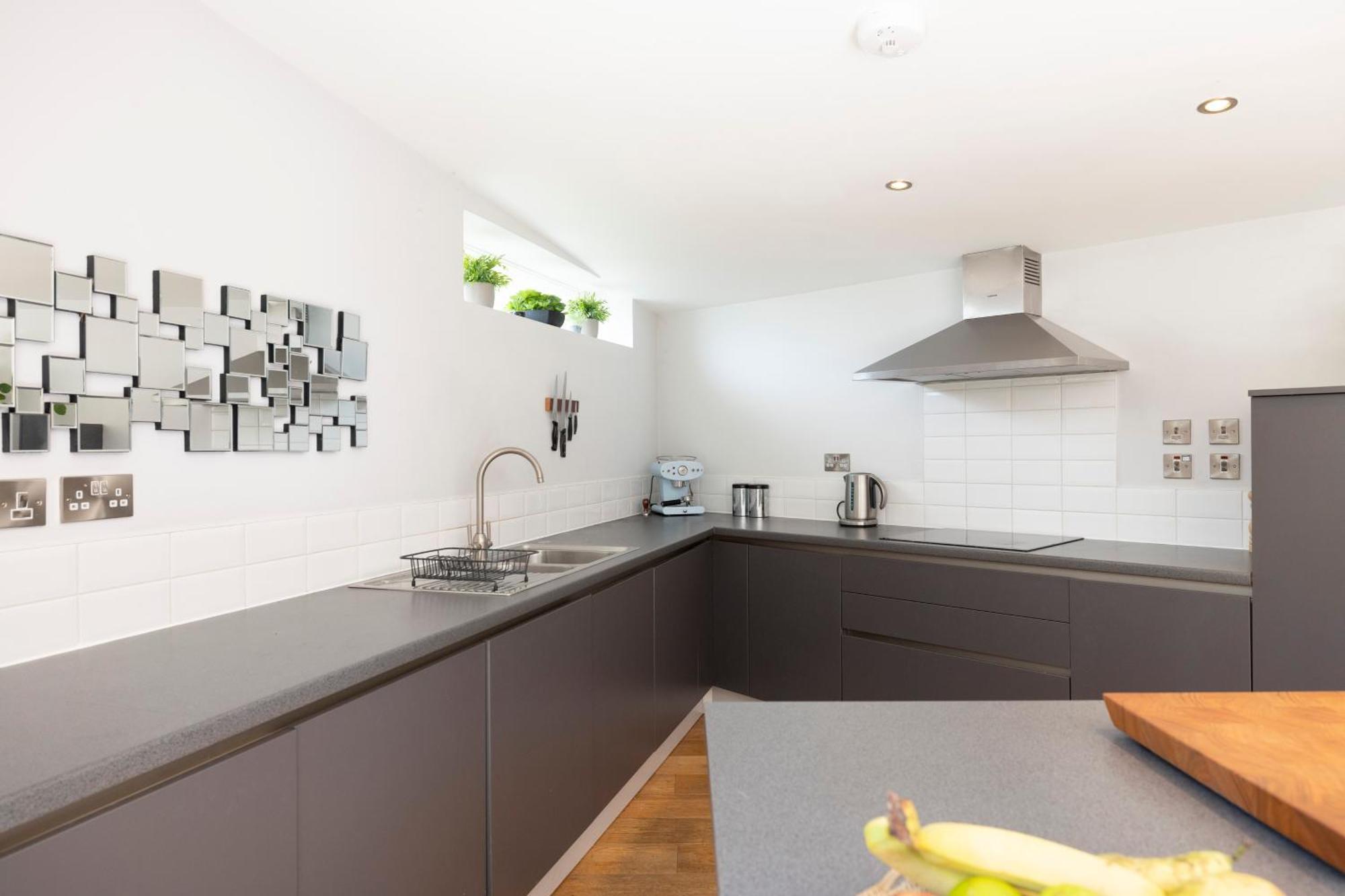 Apartment Stylish 3-bedroom 2-storey House With Patio And Balcony Near Princes Street *