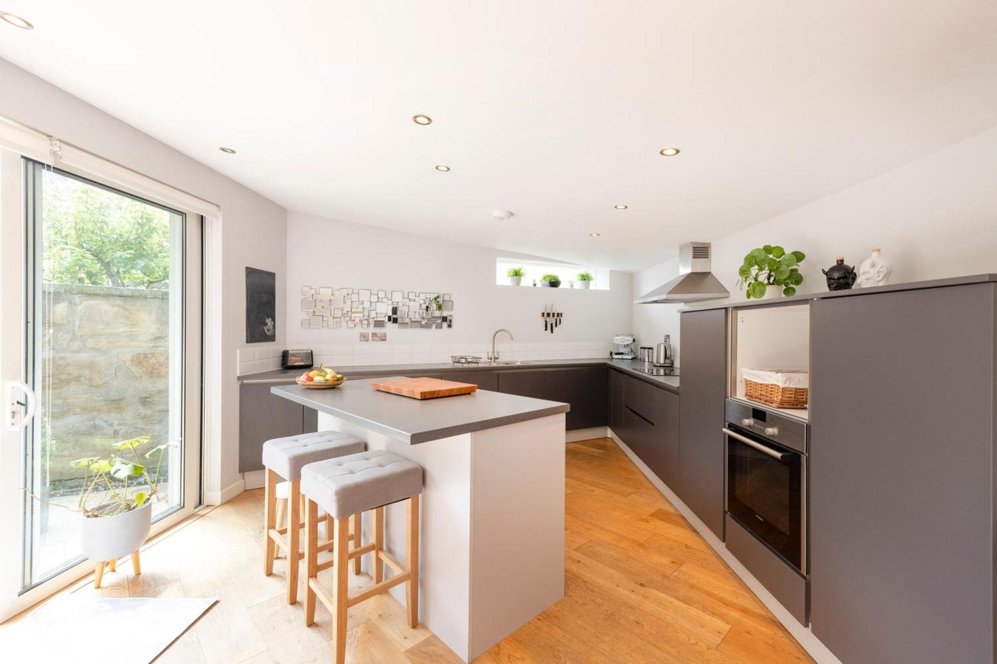 Stylish 3-bedroom 2-storey House With Patio And Balcony Near Princes Street Edinburgh