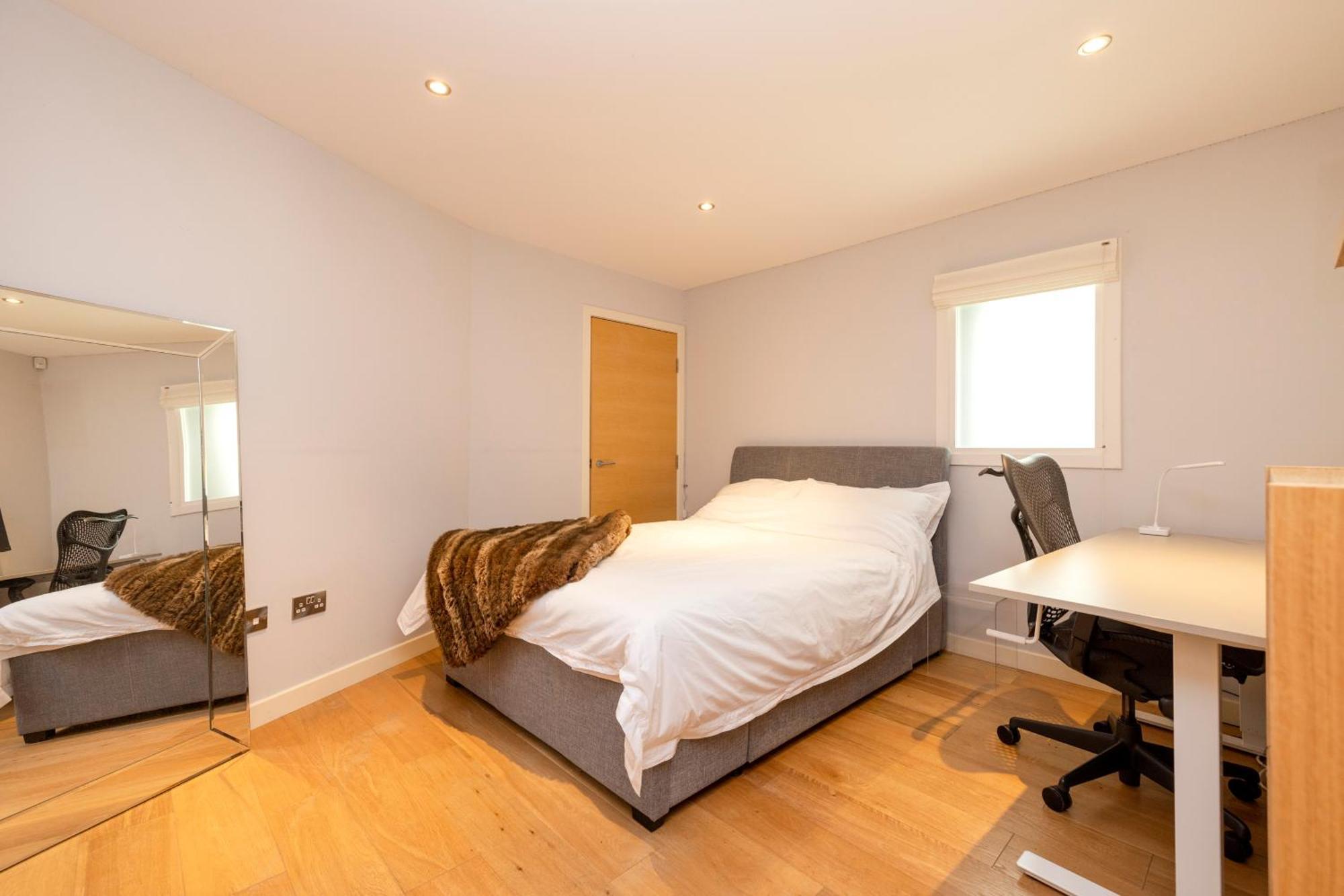 Apartment Stylish 3-bedroom 2-storey House With Patio And Balcony Near Princes Street