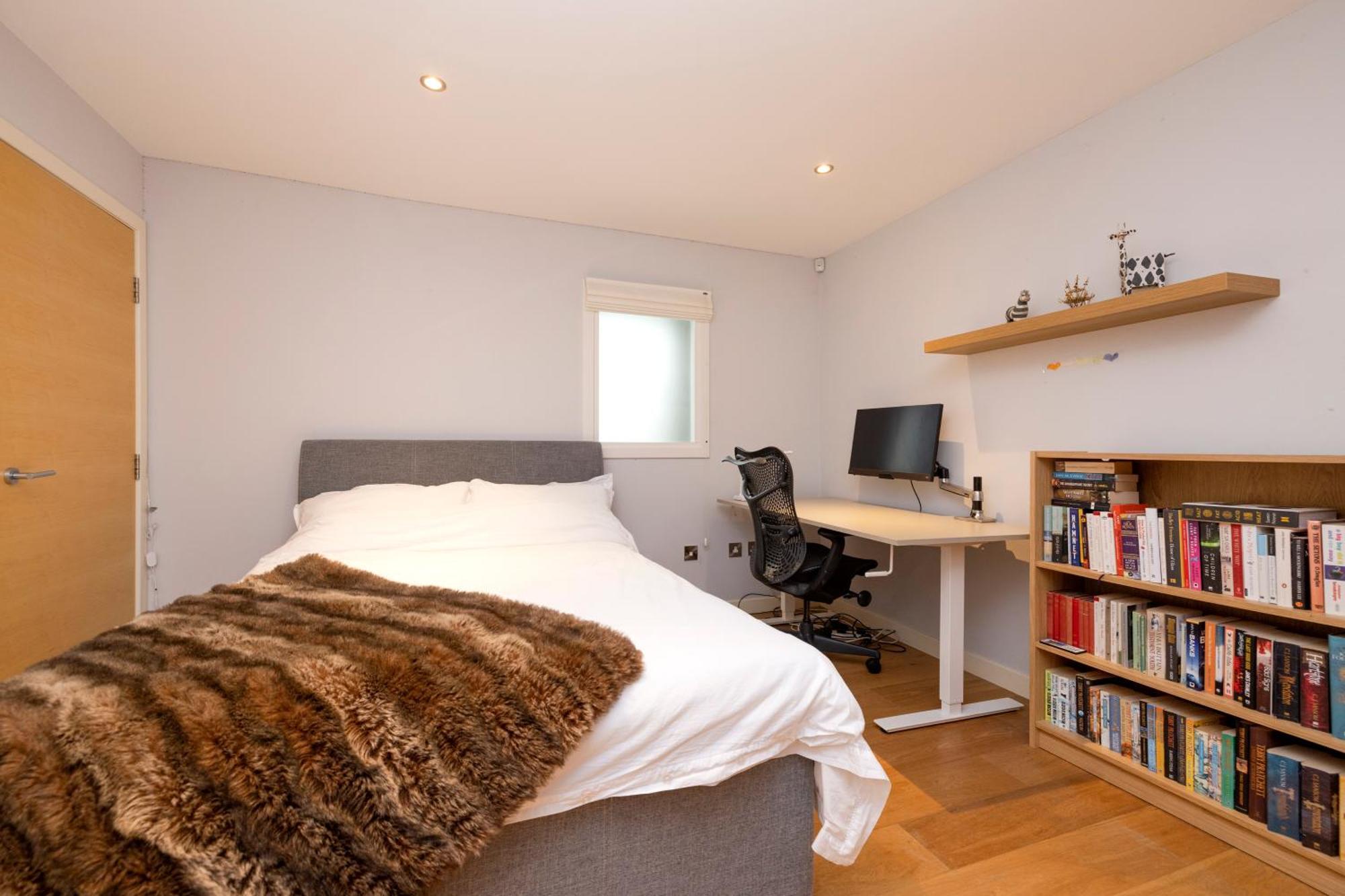 Stylish 3-bedroom 2-storey House With Patio And Balcony Near Princes Street Apartment