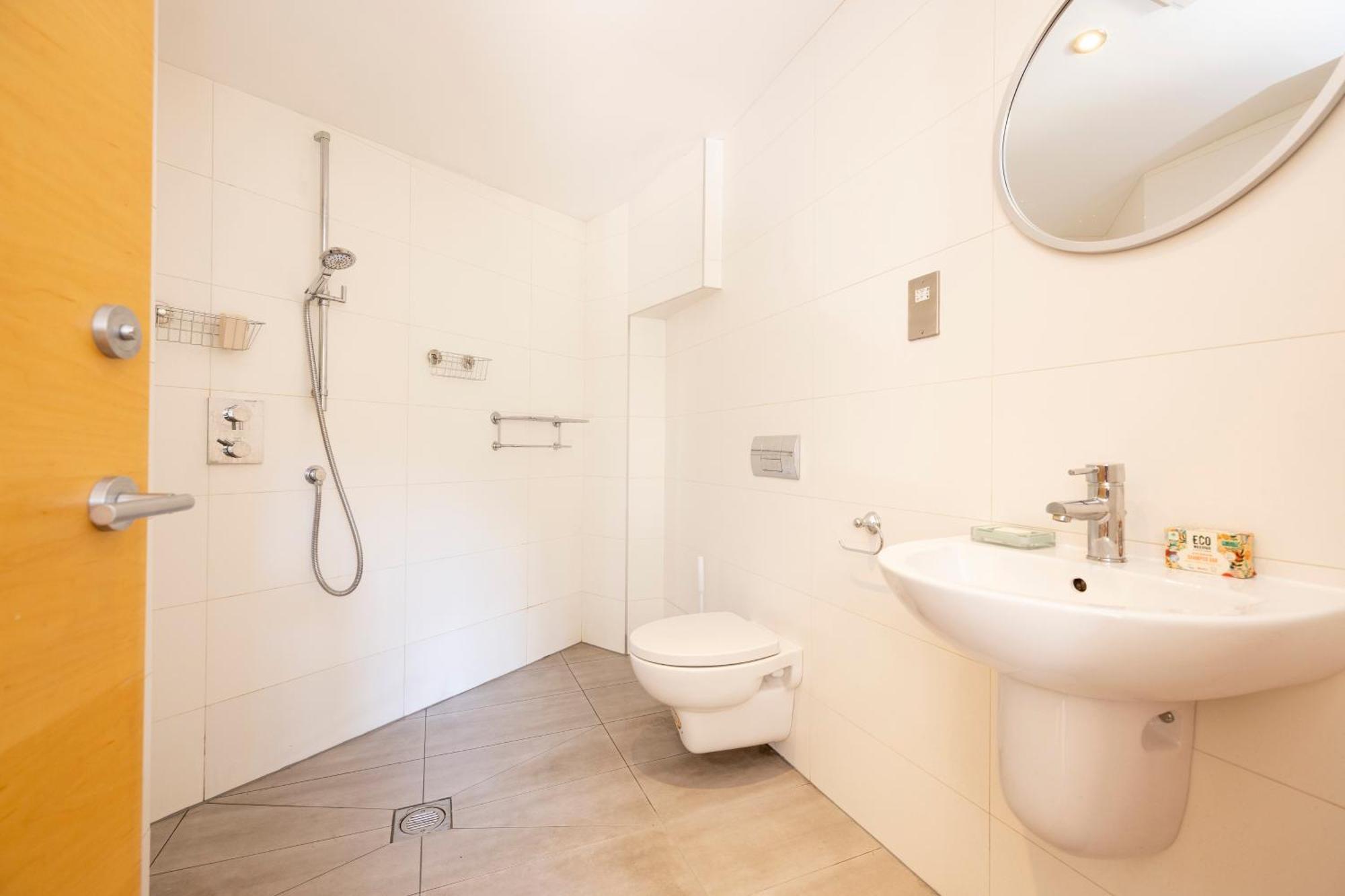 Stylish 3-bedroom 2-storey House With Patio And Balcony Near Princes Street Apartment Edinburgh