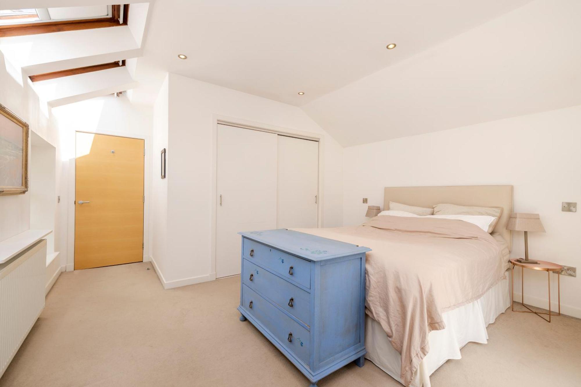 Stylish 3-bedroom 2-storey House With Patio And Balcony Near Princes Street *