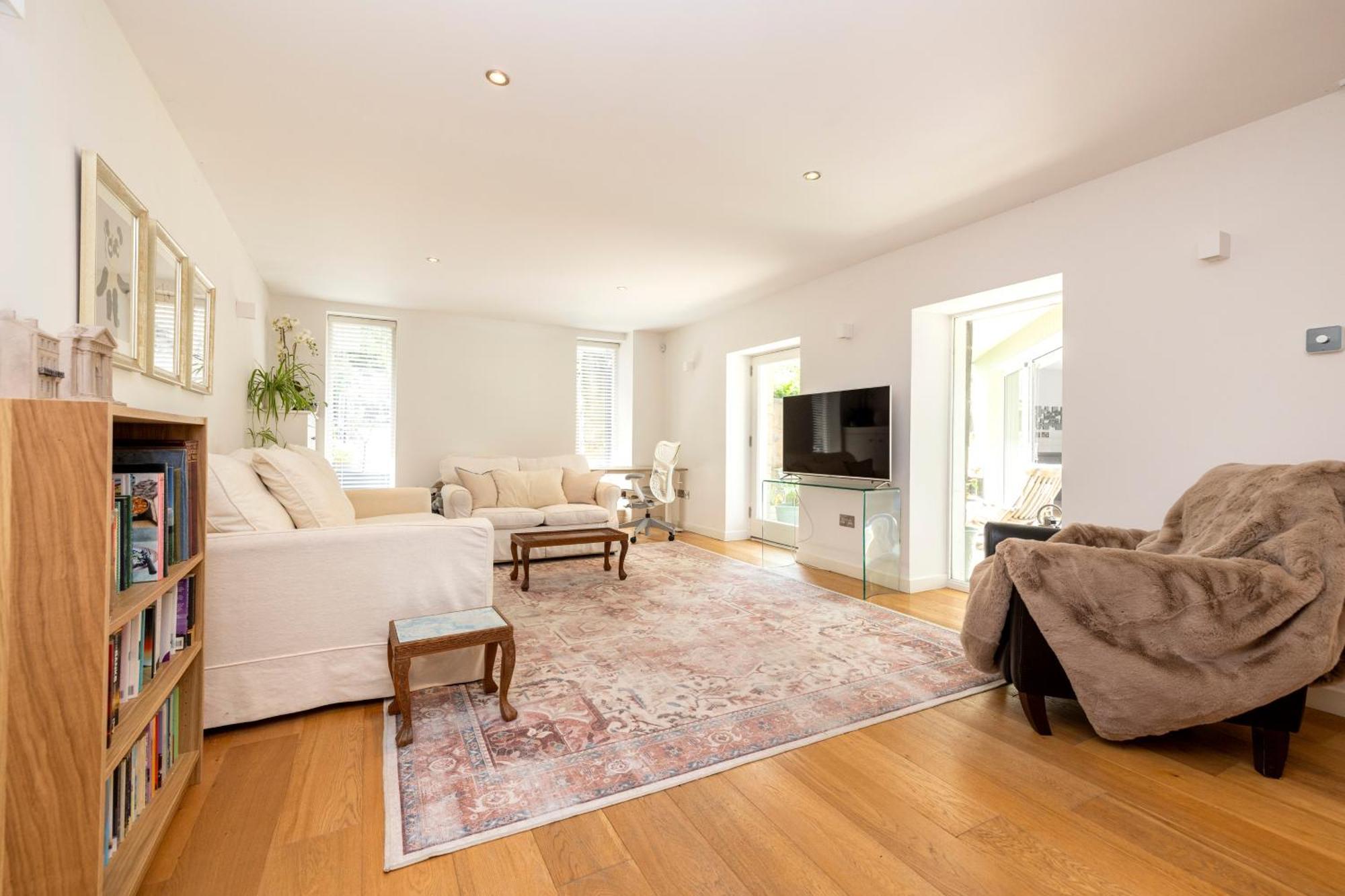 Stylish 3-bedroom 2-storey House With Patio And Balcony Near Princes Street
