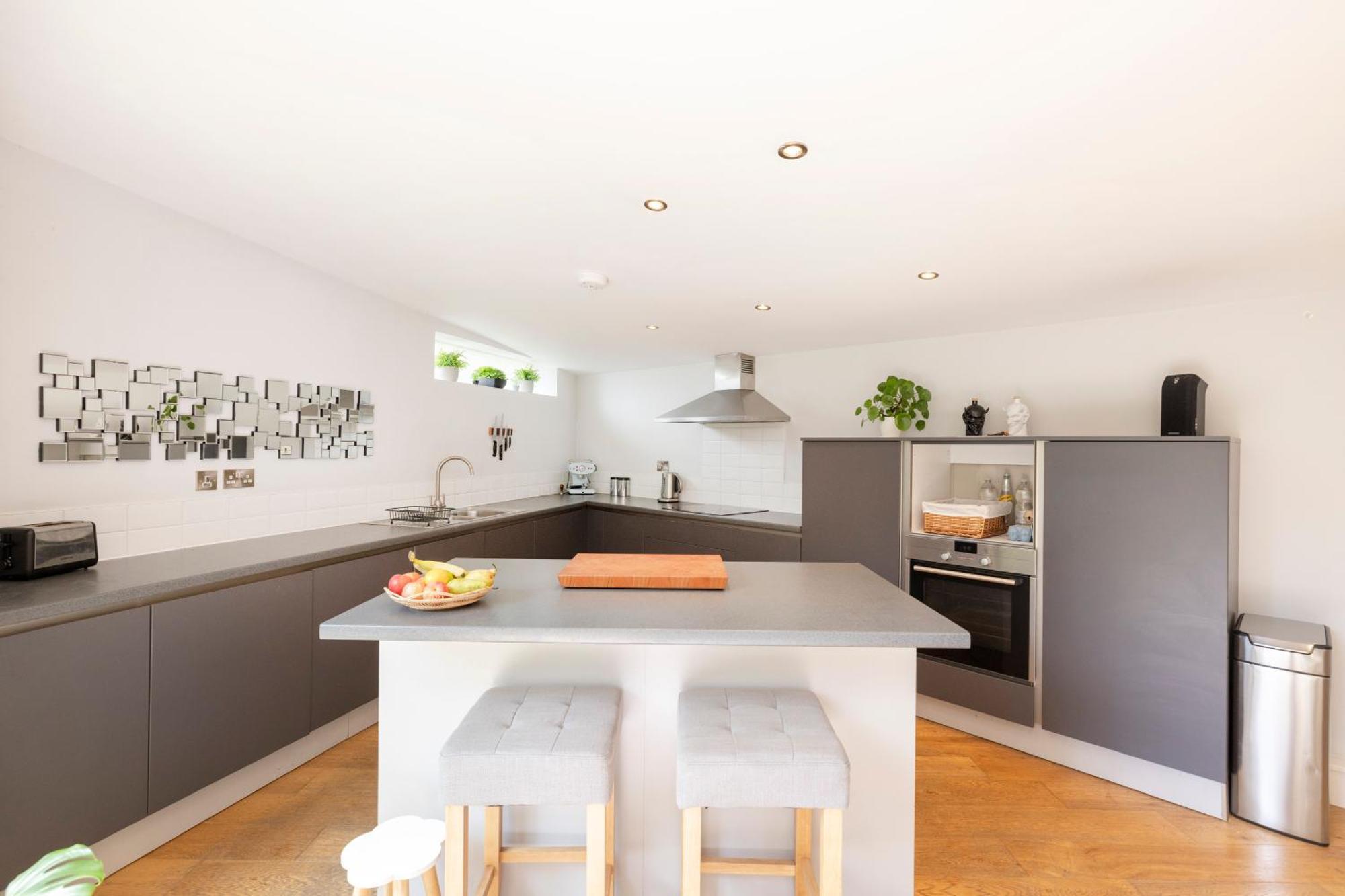 Apartment Stylish 3-bedroom 2-storey House With Patio And Balcony Near Princes Street