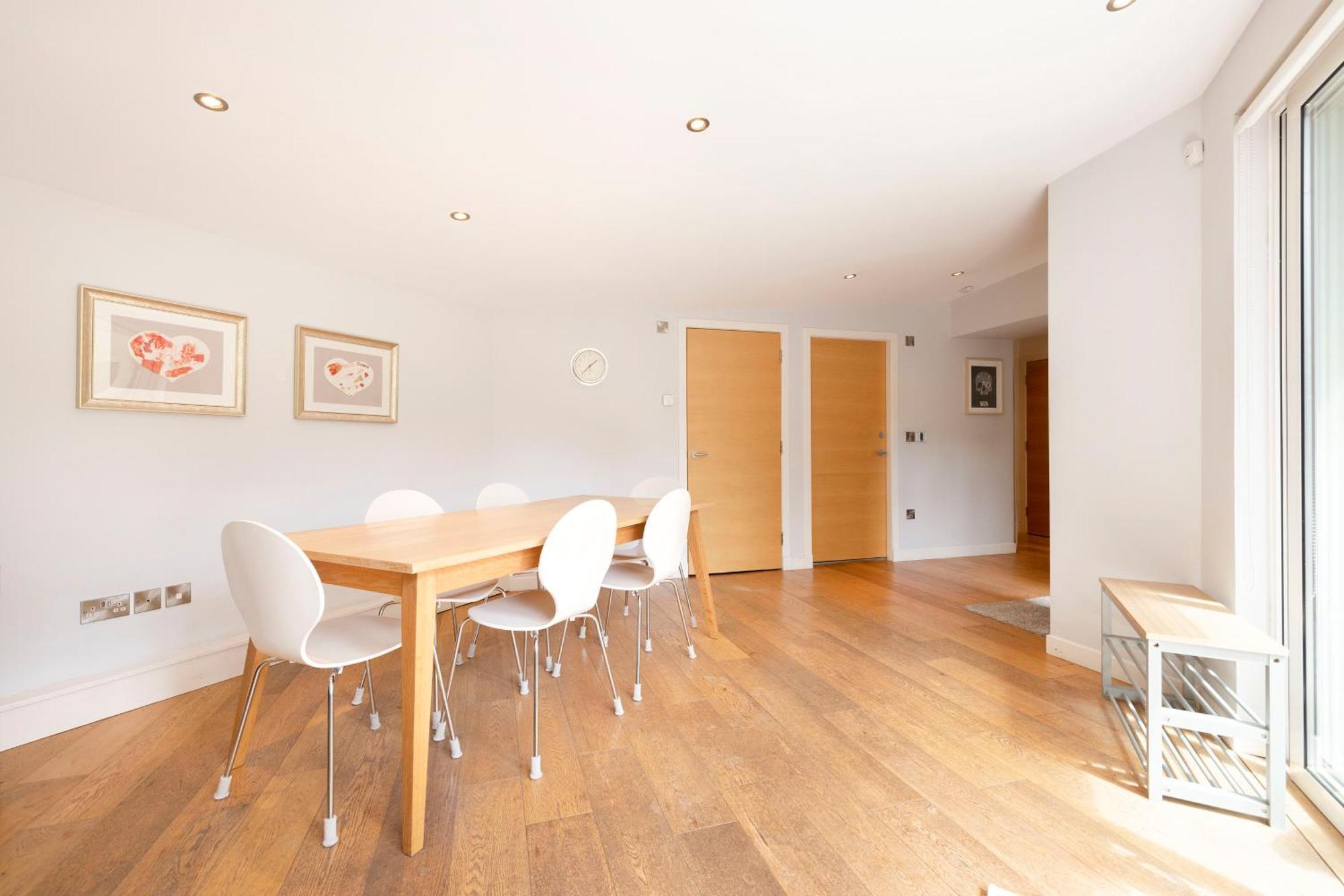 Apartment Stylish 3-bedroom 2-storey House With Patio And Balcony Near Princes Street