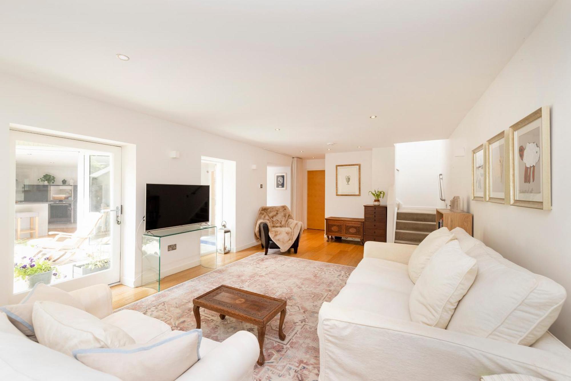 Stylish 3-bedroom 2-storey House With Patio And Balcony Near Princes Street *