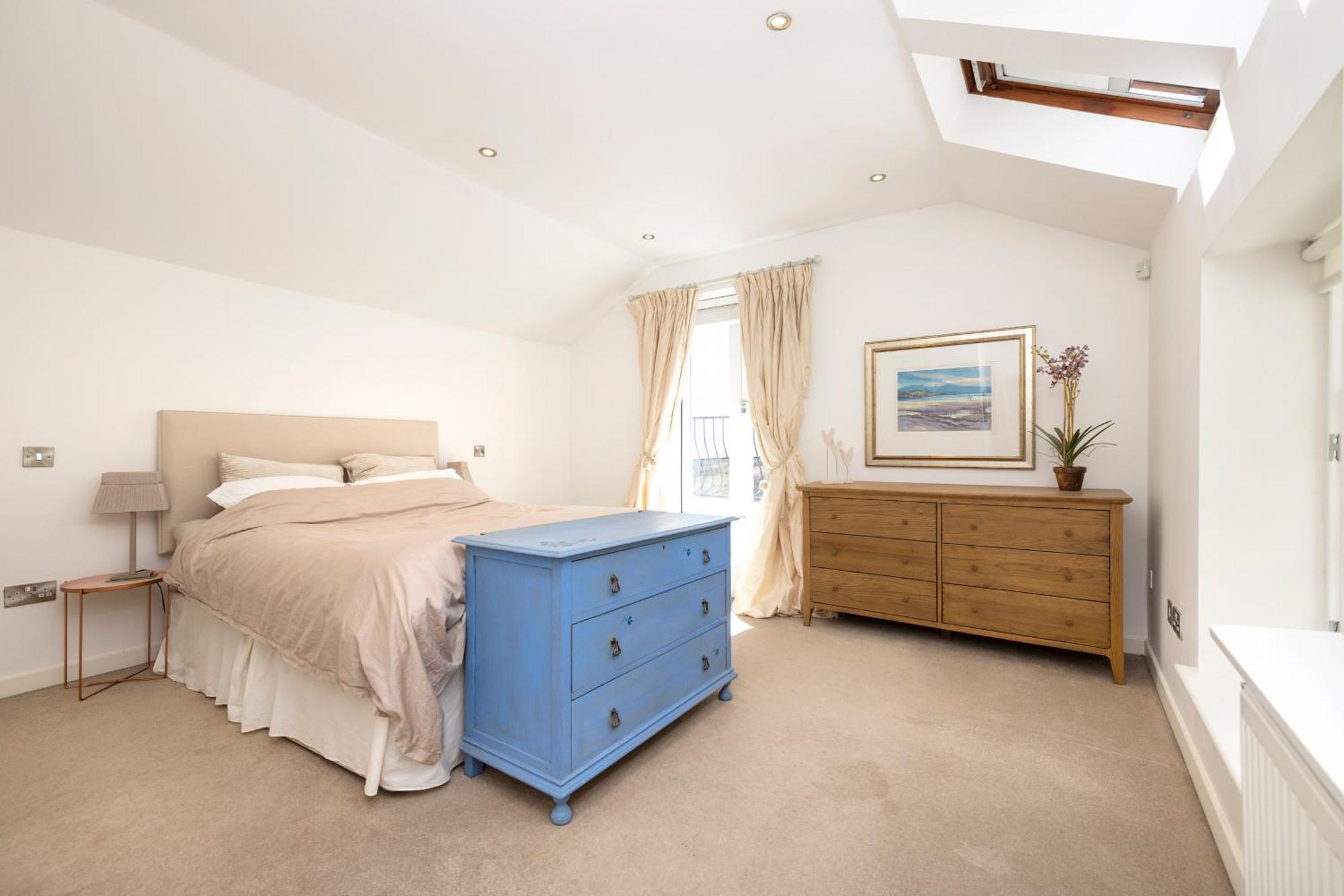 Stylish 3-bedroom 2-storey House With Patio And Balcony Near Princes Street *