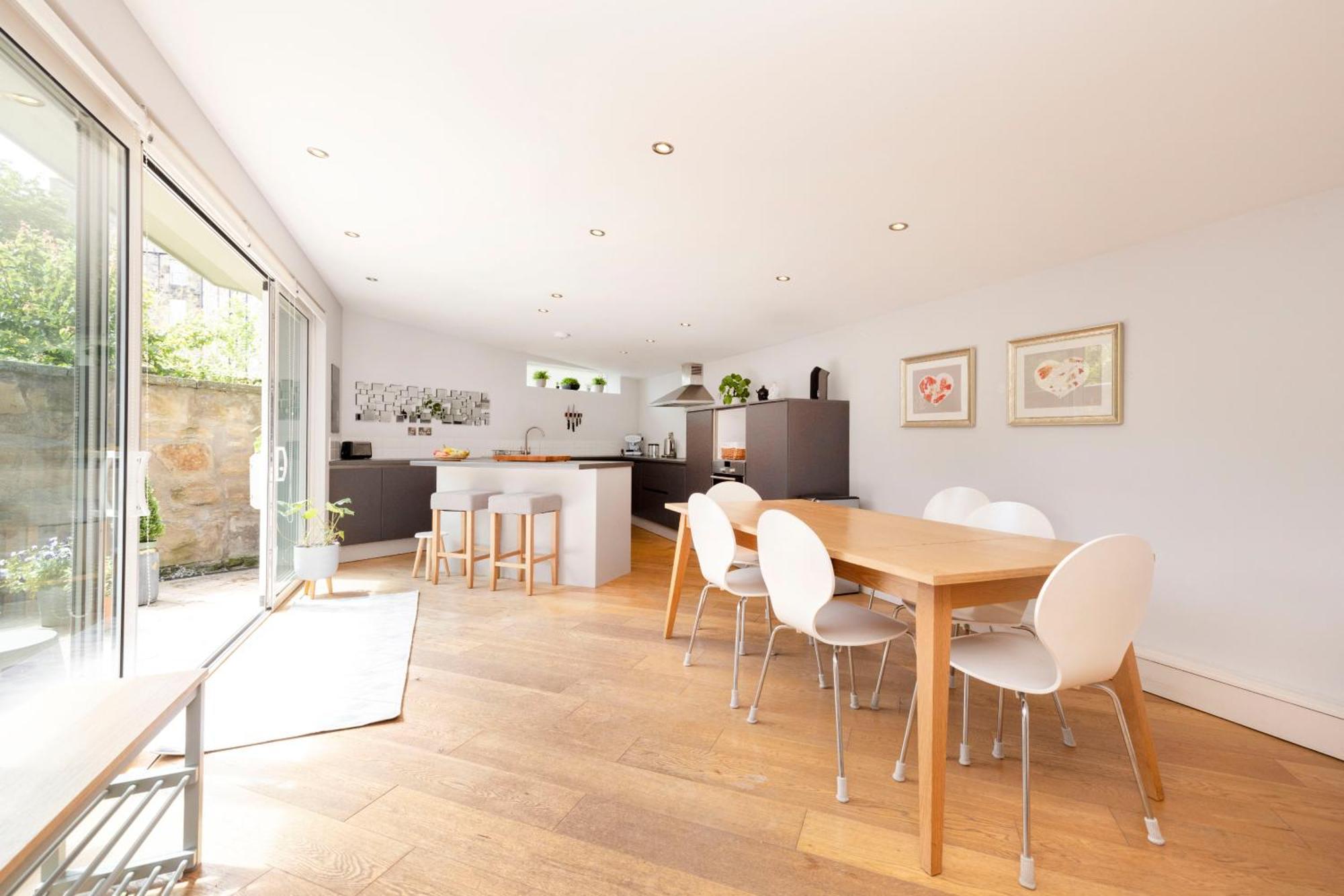 Stylish 3-bedroom 2-storey House With Patio And Balcony Near Princes Street * Edinburgh