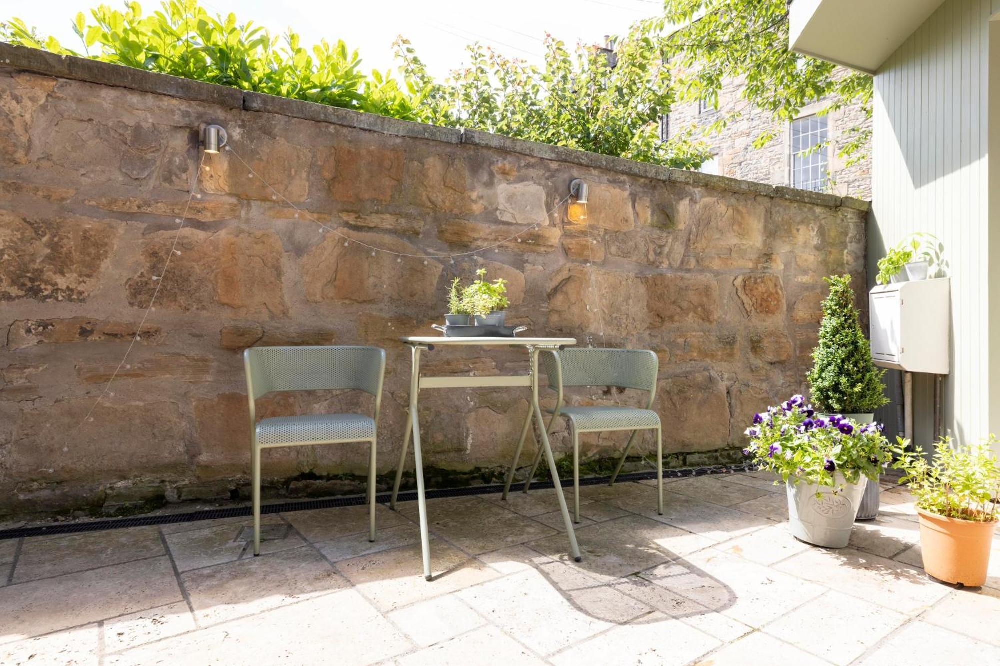 Stylish 3-bedroom 2-storey House With Patio And Balcony Near Princes Street Apartment