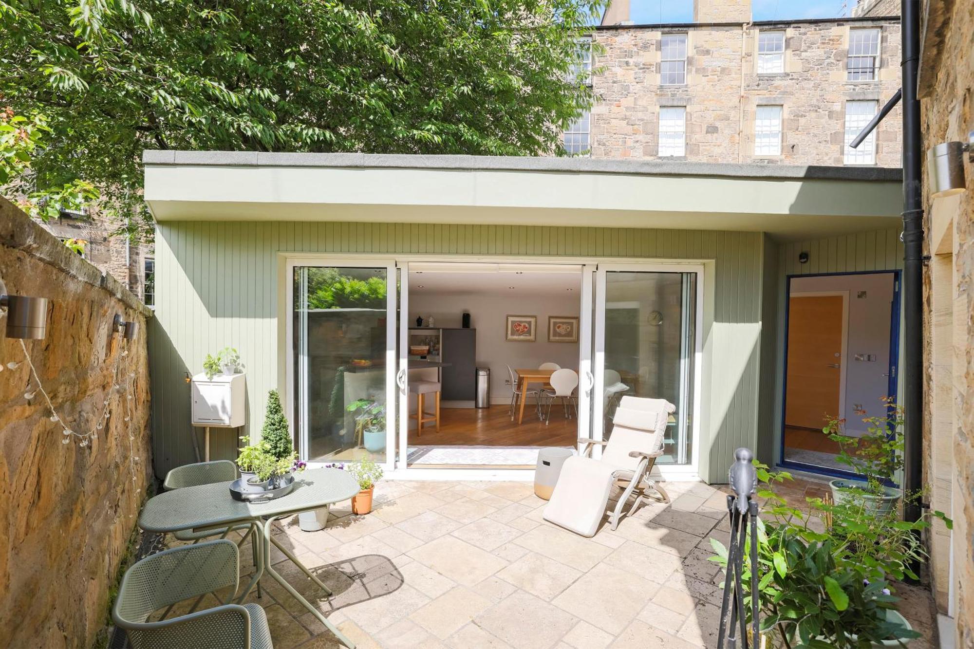 Apartment Stylish 3-bedroom 2-storey House With Patio And Balcony Near Princes Street