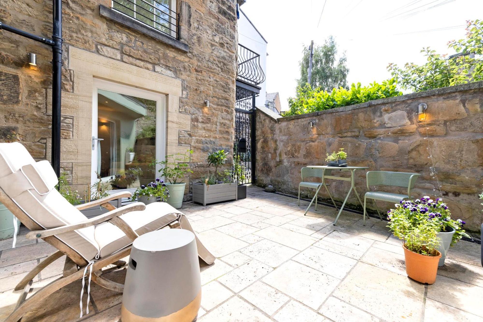 Stylish 3-bedroom 2-storey House With Patio And Balcony Near Princes Street Edinburgh