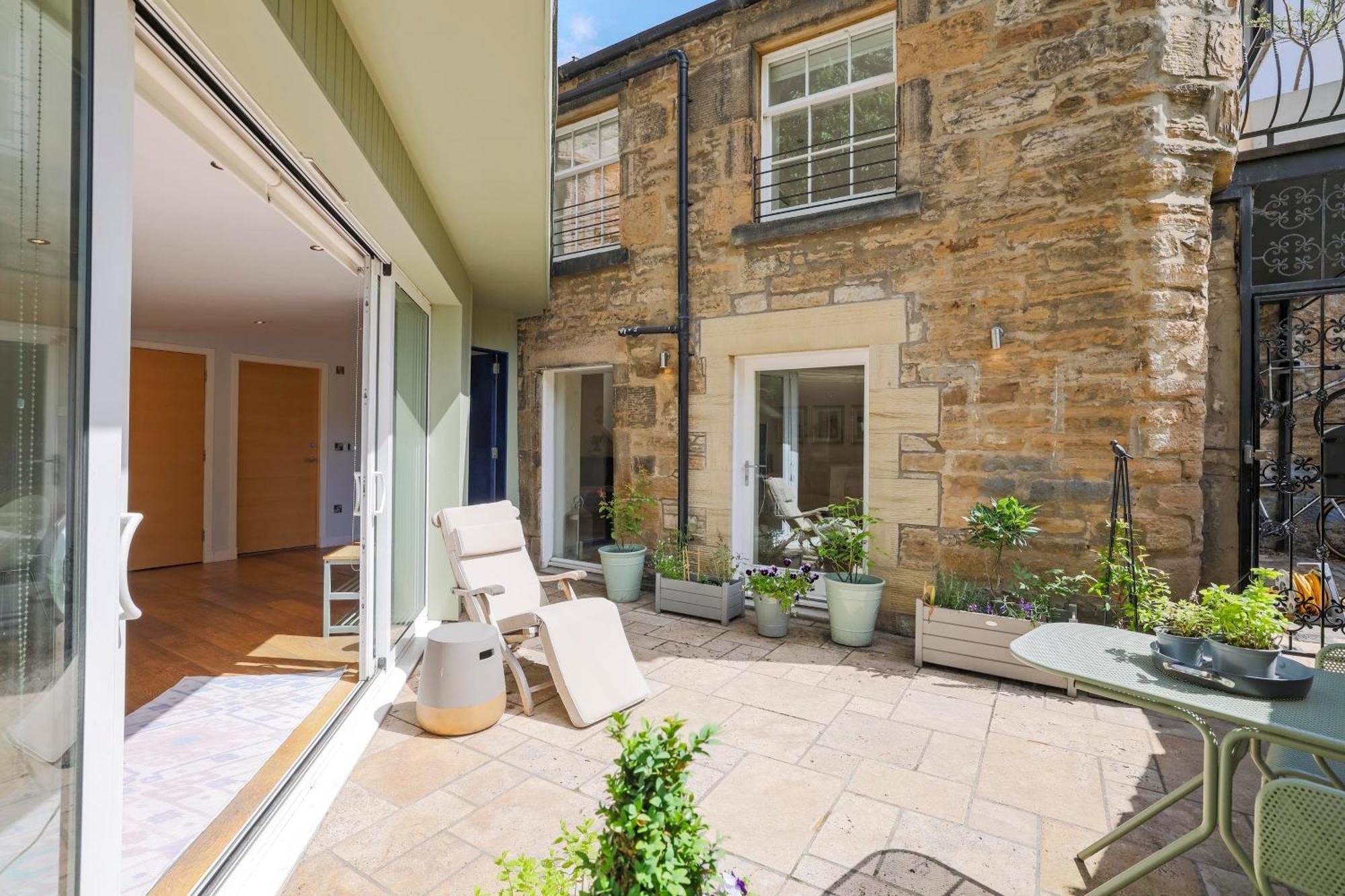 Stylish 3-bedroom 2-storey House With Patio And Balcony Near Princes Street Apartment Edinburgh