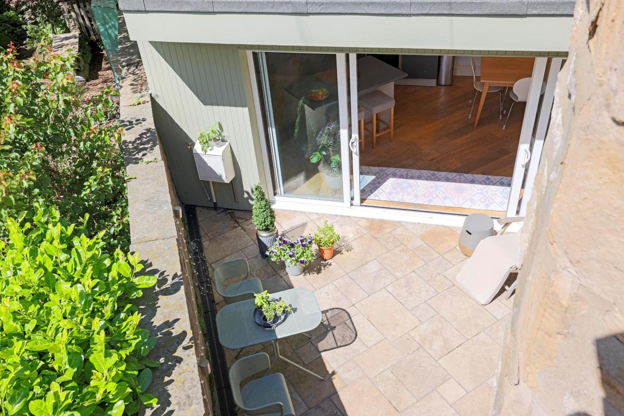 Stylish 3-bedroom 2-storey House With Patio And Balcony Near Princes Street Apartment *