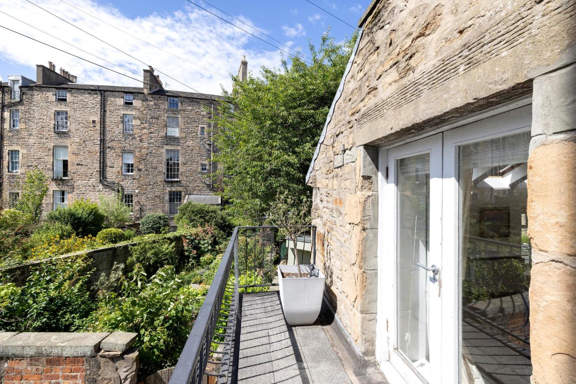 Stylish 3-bedroom 2-storey House With Patio And Balcony Near Princes Street Apartment *