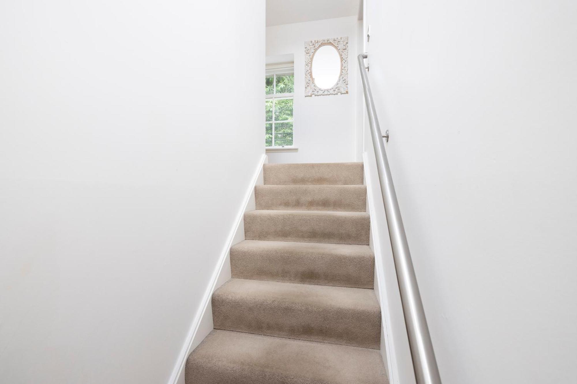 Stylish 3-bedroom 2-storey House With Patio And Balcony Near Princes Street