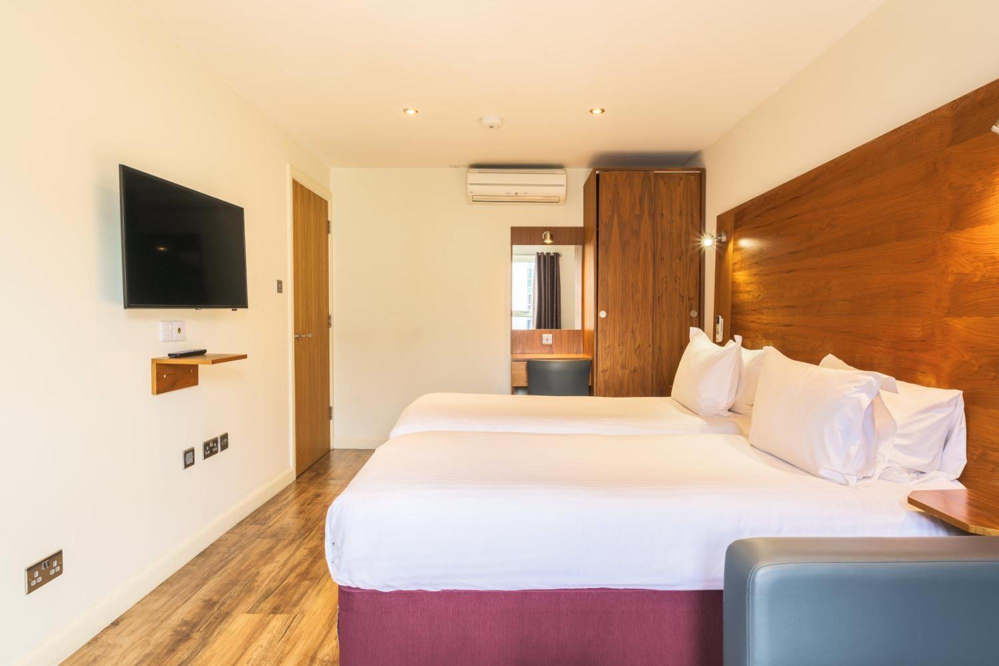 Aparthotel Holyrood 4*