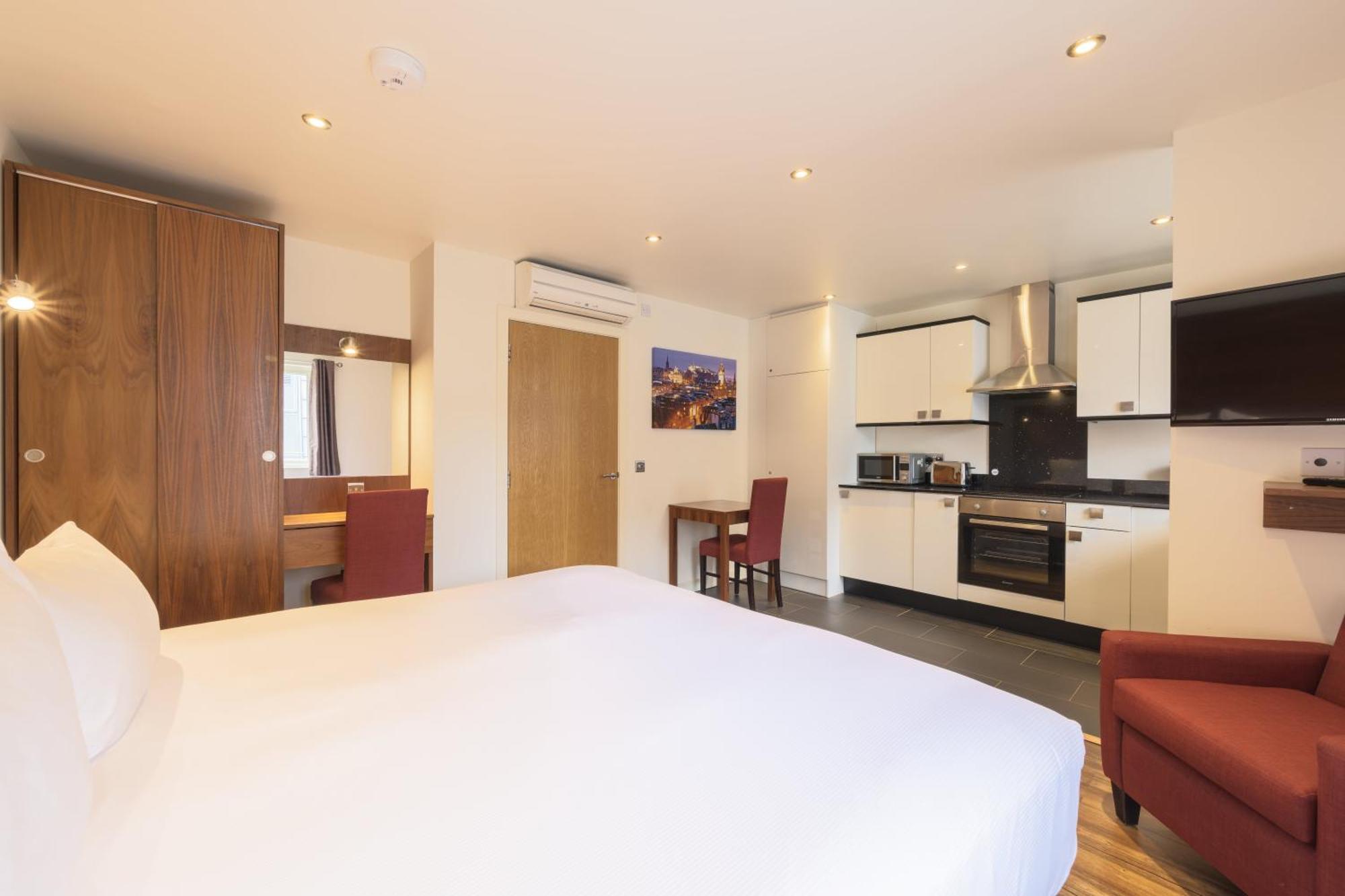 Aparthotel Holyrood 4*