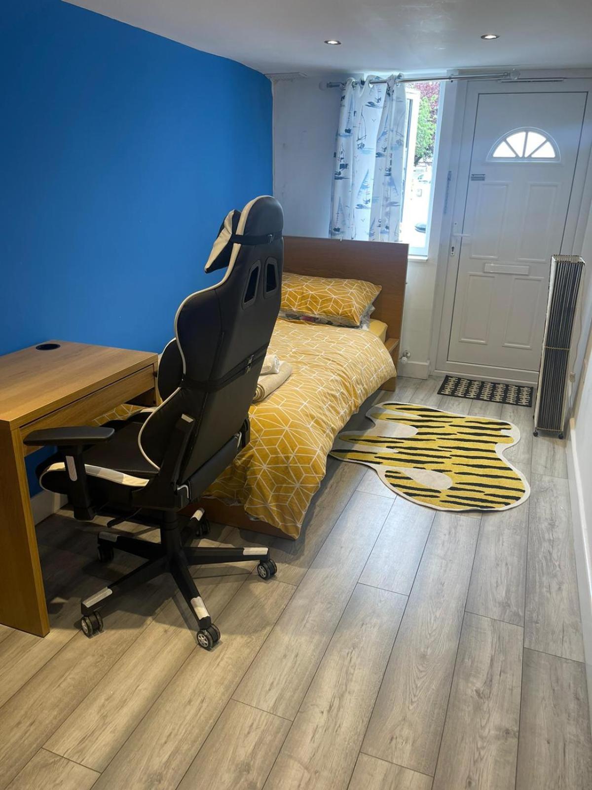 One Bedroom In Spacious Bungalow, Free Parking & Private Entrance Privatunterkunft