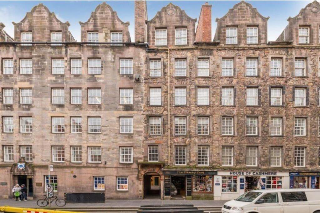 16th Century Courtyard On The Royal Mile EDI