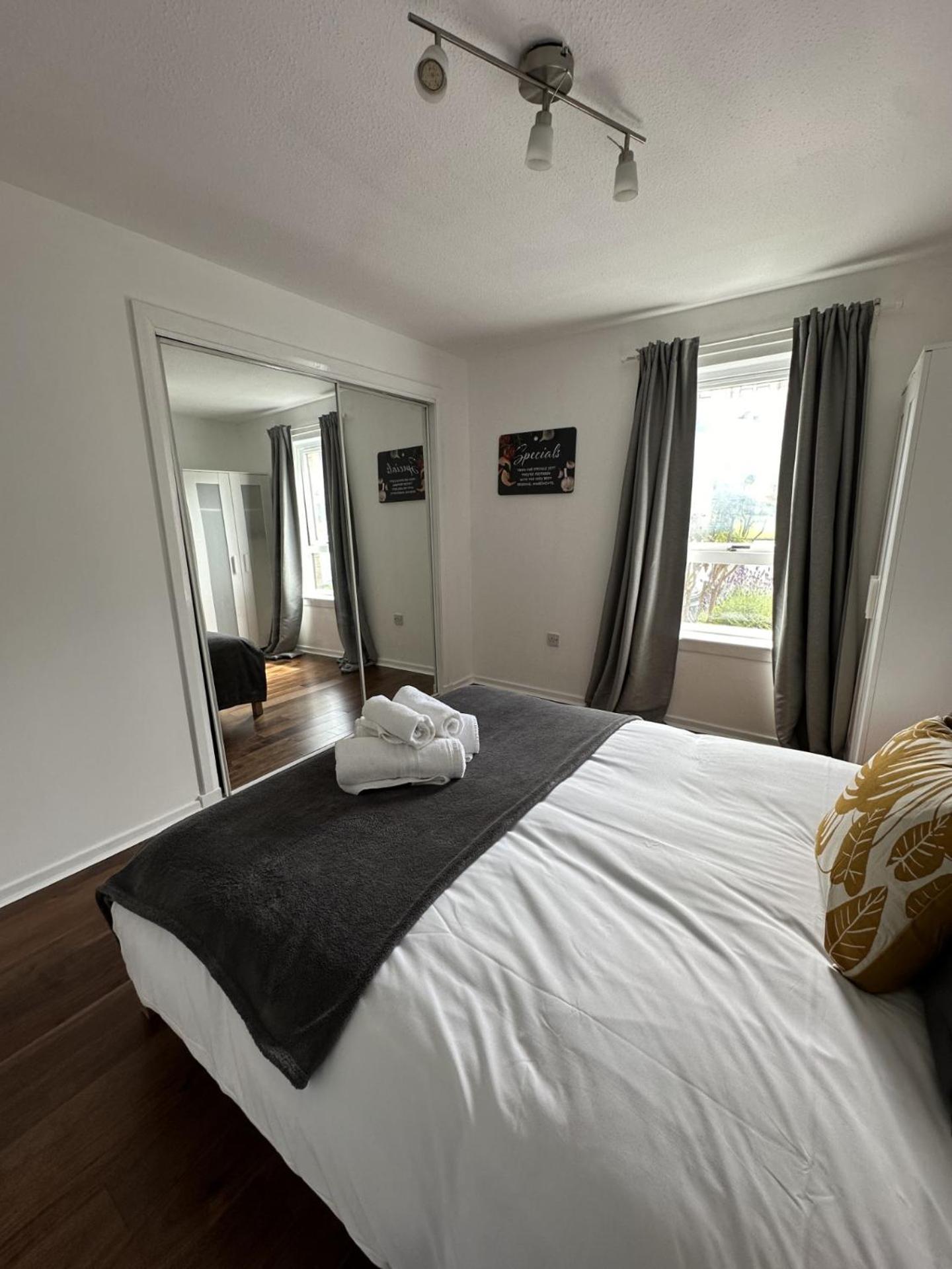 Two Bedroom Flat Close To Meadows With Free Parking By Parking Permit *