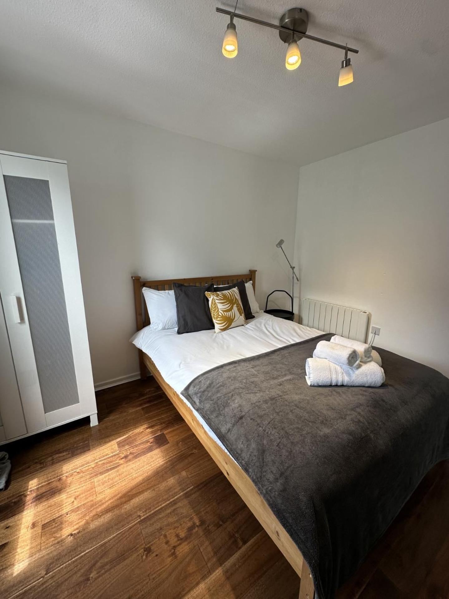 Two Bedroom Flat Close To Meadows With Free Parking By Parking Permit