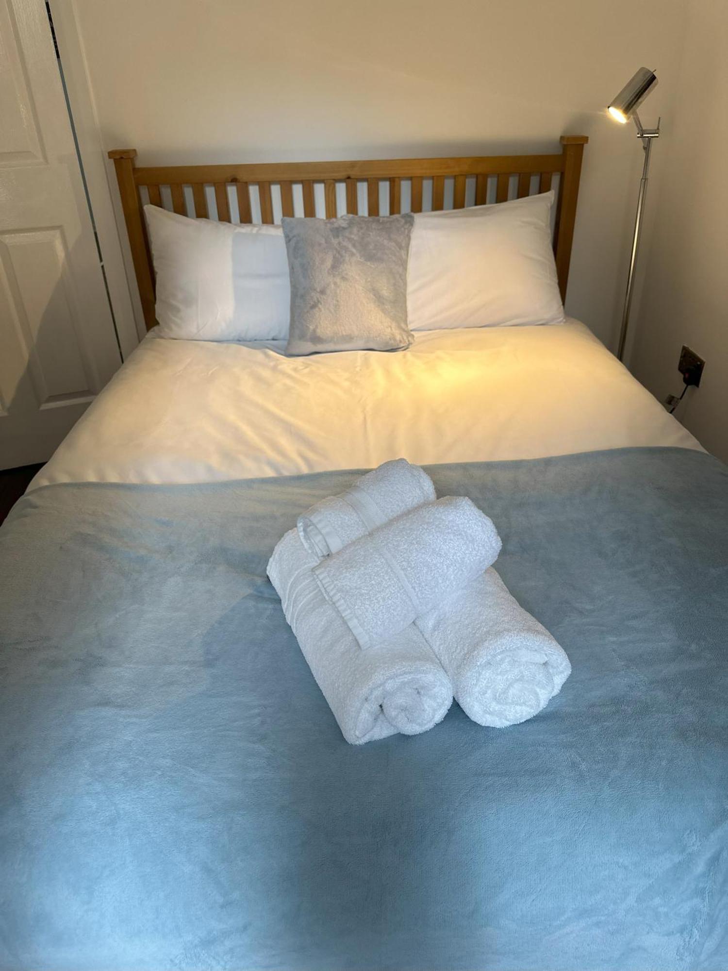 Two Bedroom Flat Close To Meadows With Free Parking By Parking Permit * Edinburgh