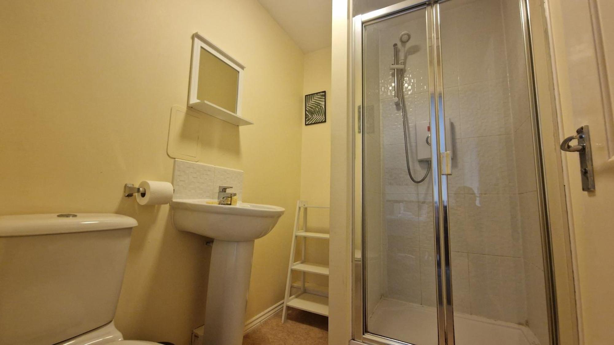 The Lochend Two Bedroom Apartment *
