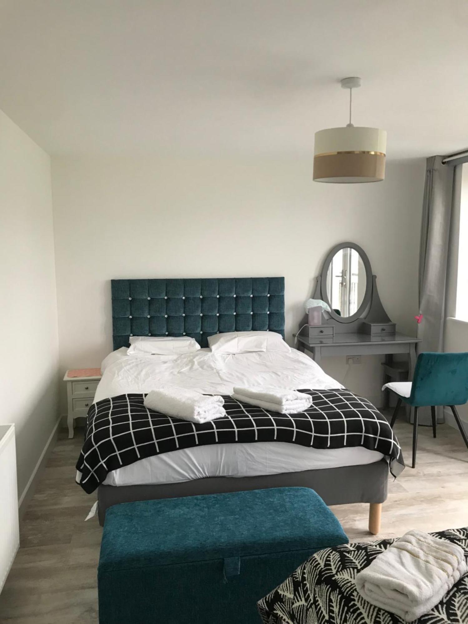 Two Bedrooms With 3 Double Beds 2 Bathrooms Edinburgh
